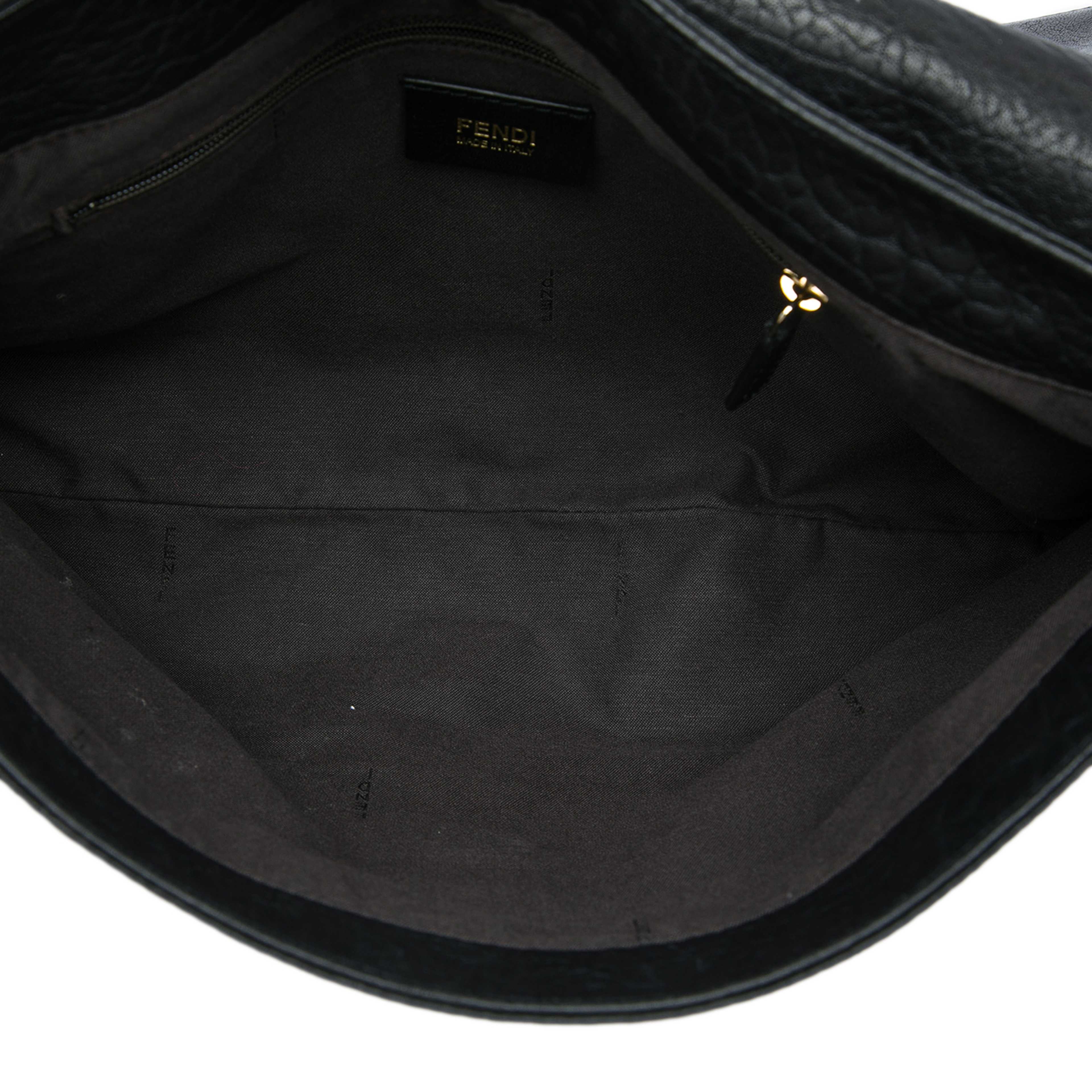 Fendi Large Crinkled Lambskin Mia Flap Crossbody, från Luxclusif, i färgen svart. Klicka för att öppna bilden i stort format
