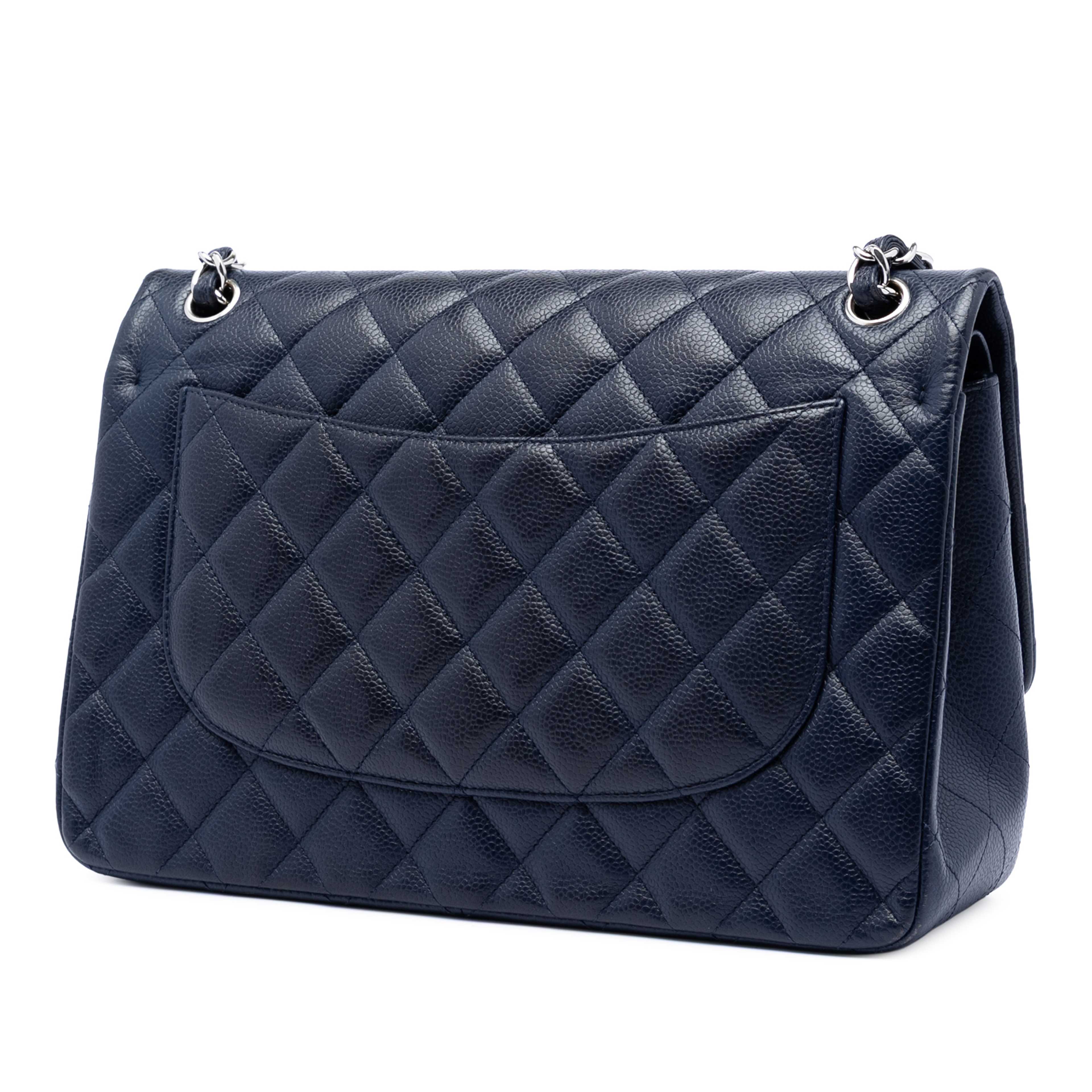 Chanel Jumbo Classic Caviar Double Flap, från Luxclusif, i färgen navy. Klicka för att öppna bilden i stort format