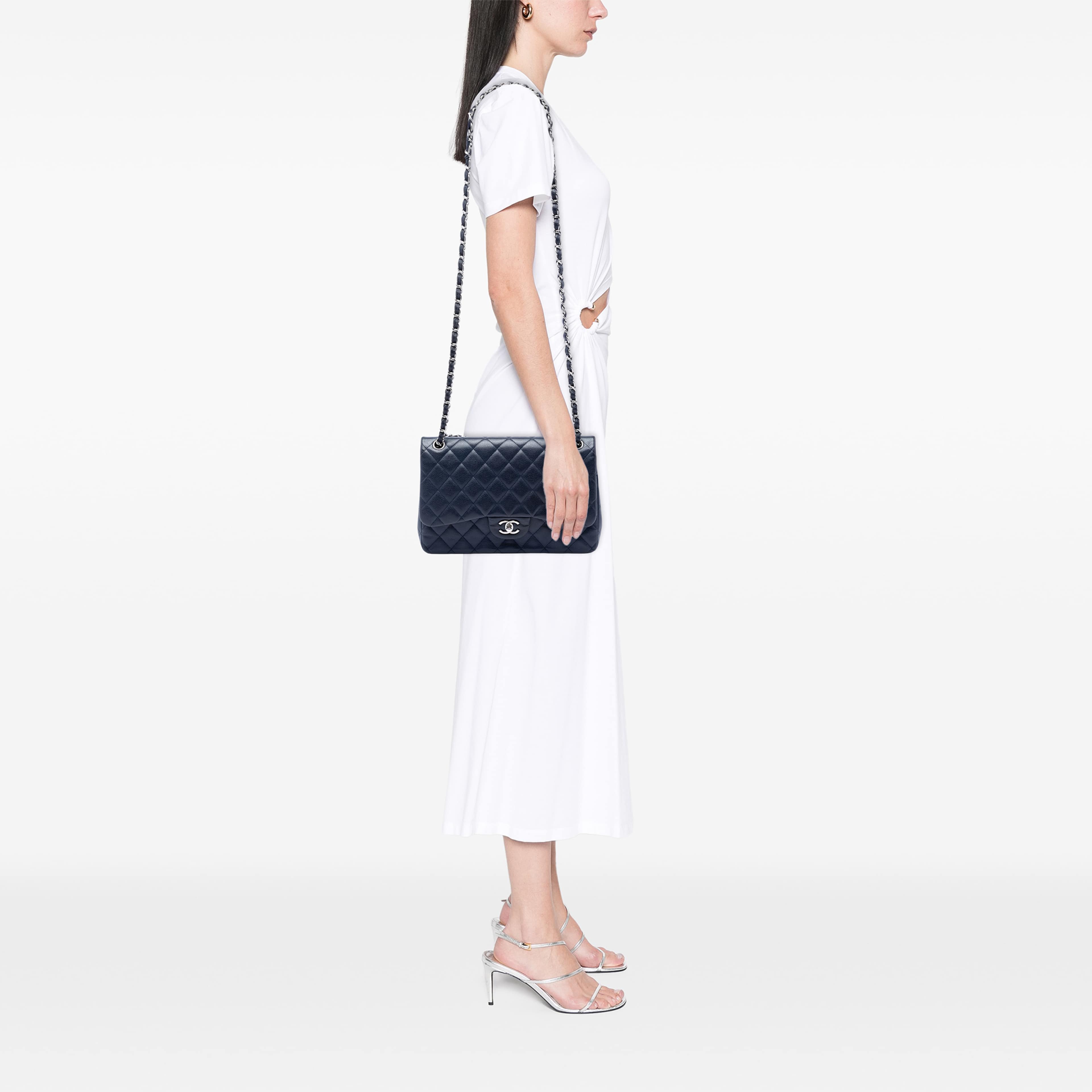 Chanel Jumbo Classic Caviar Double Flap, från Luxclusif, i färgen navy. Klicka för att öppna bilden i stort format
