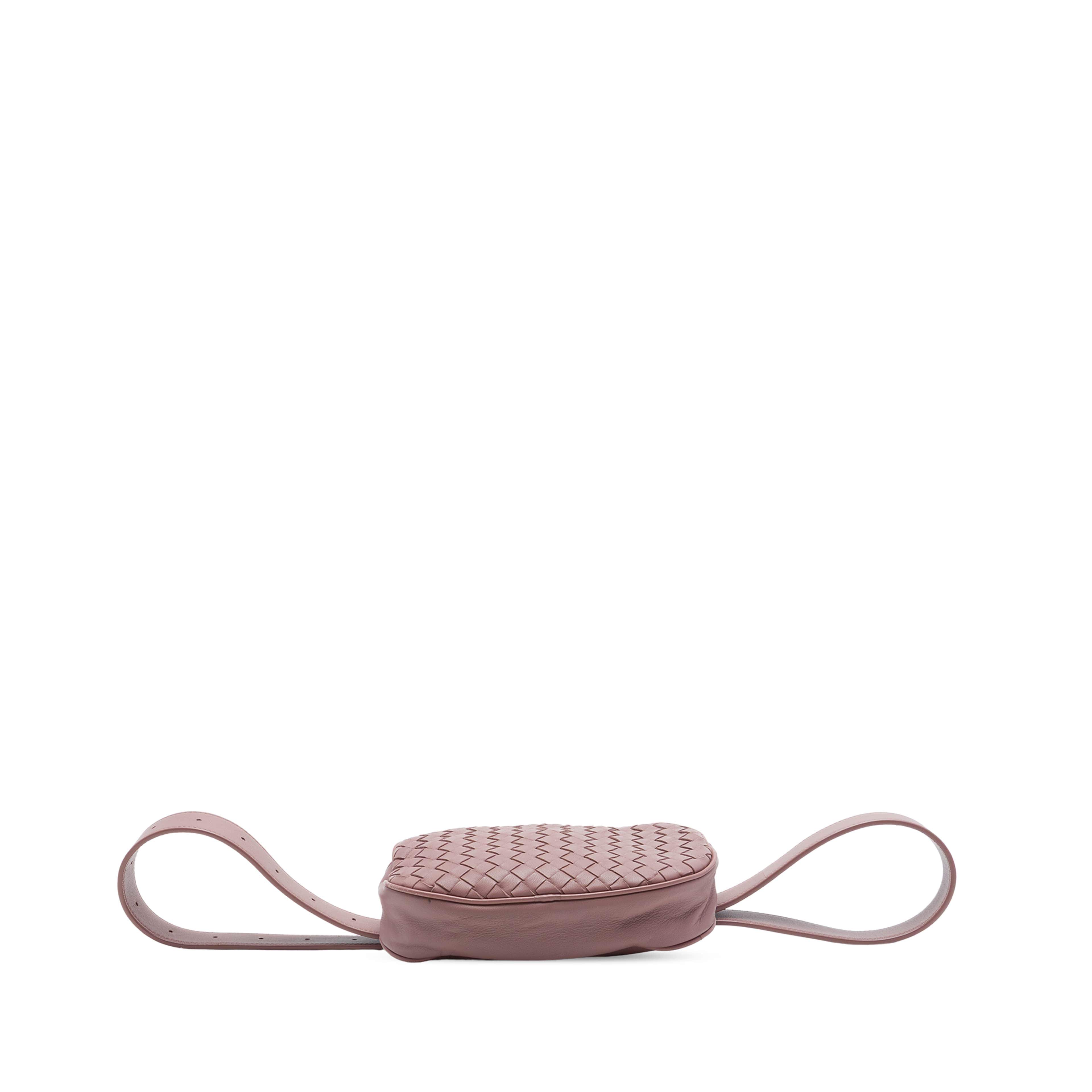 Bottega Veneta Nappa Intrecciato Belt Bag, från Luxclusif, i färgen rosa. Klicka för att öppna bilden i stort format