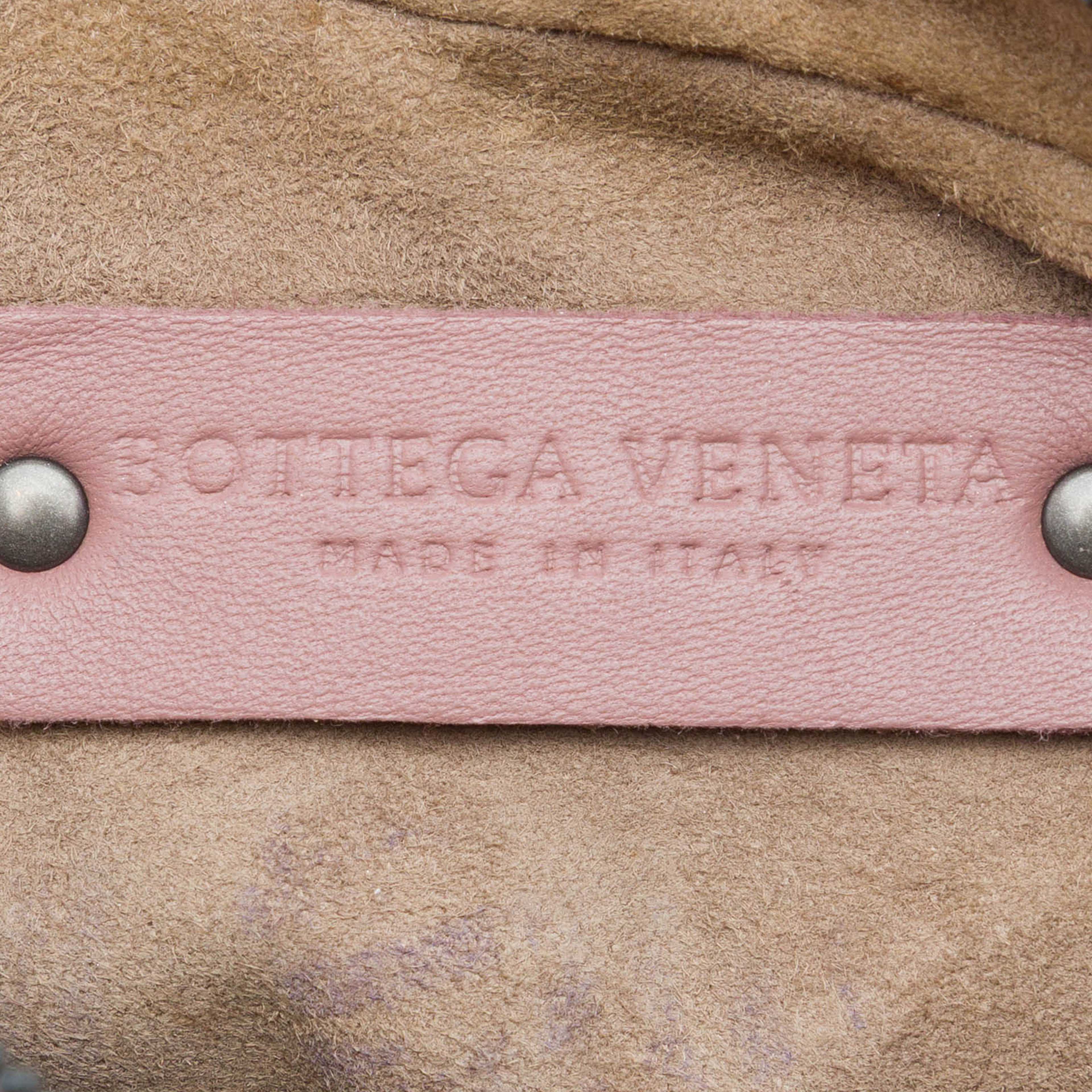 Bottega Veneta Nappa Intrecciato Belt Bag, från Luxclusif, i färgen rosa. Klicka för att öppna bilden i stort format
