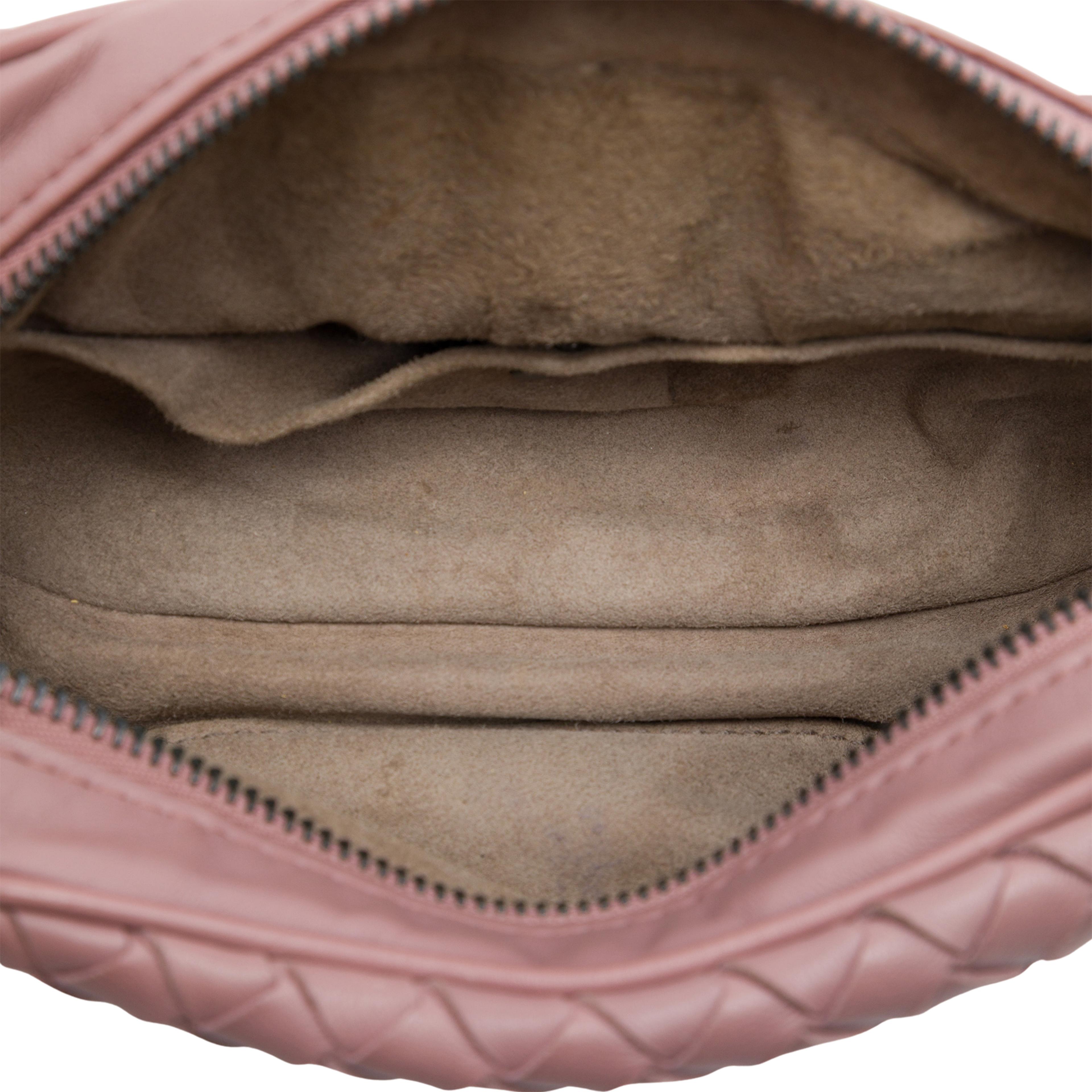Bottega Veneta Nappa Intrecciato Belt Bag, från Luxclusif, i färgen rosa. Klicka för att öppna bilden i stort format