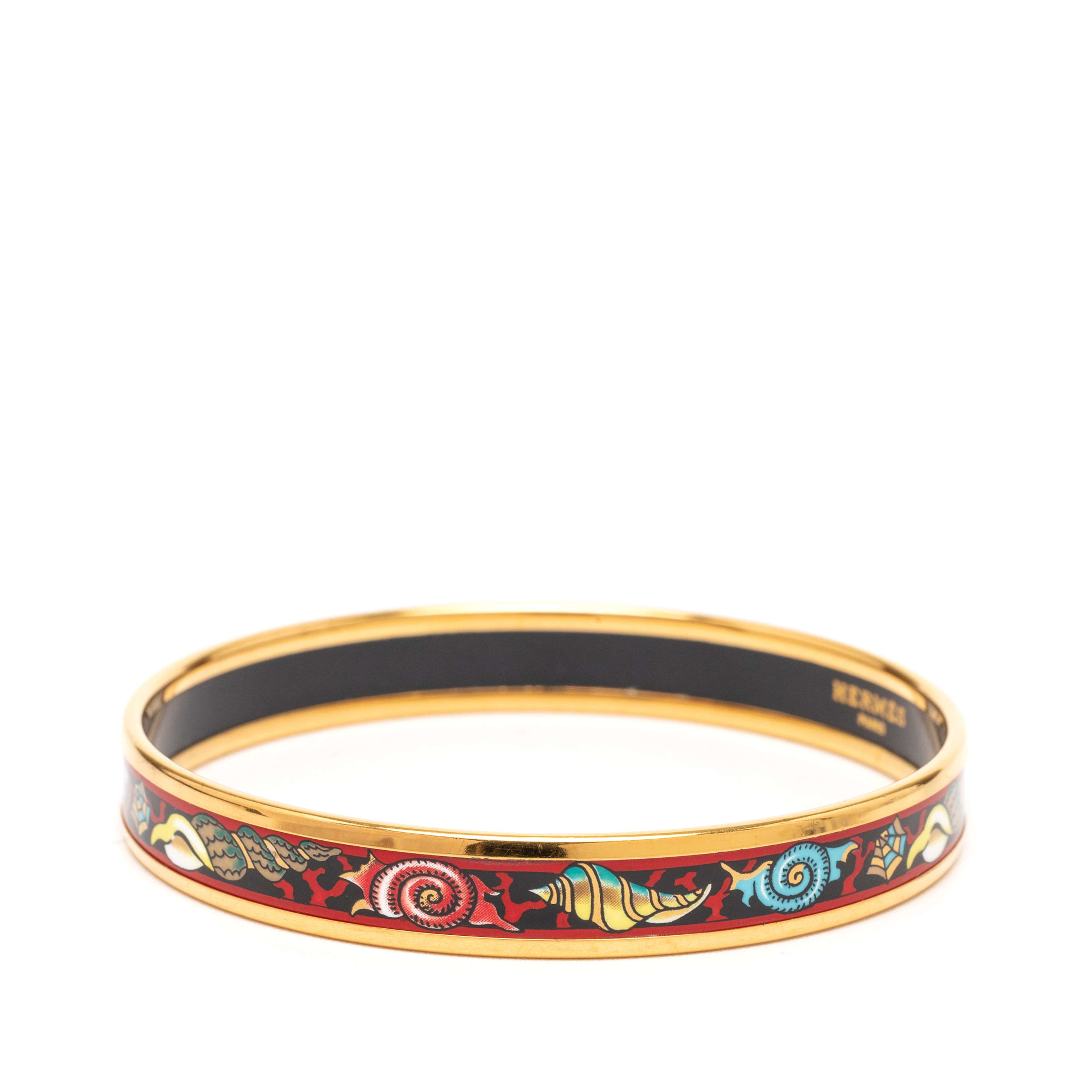 Hermès Narrow Shells Enamel Bangle 70, från Luxclusif, i färgen red. Klicka för att öppna bilden i stort format