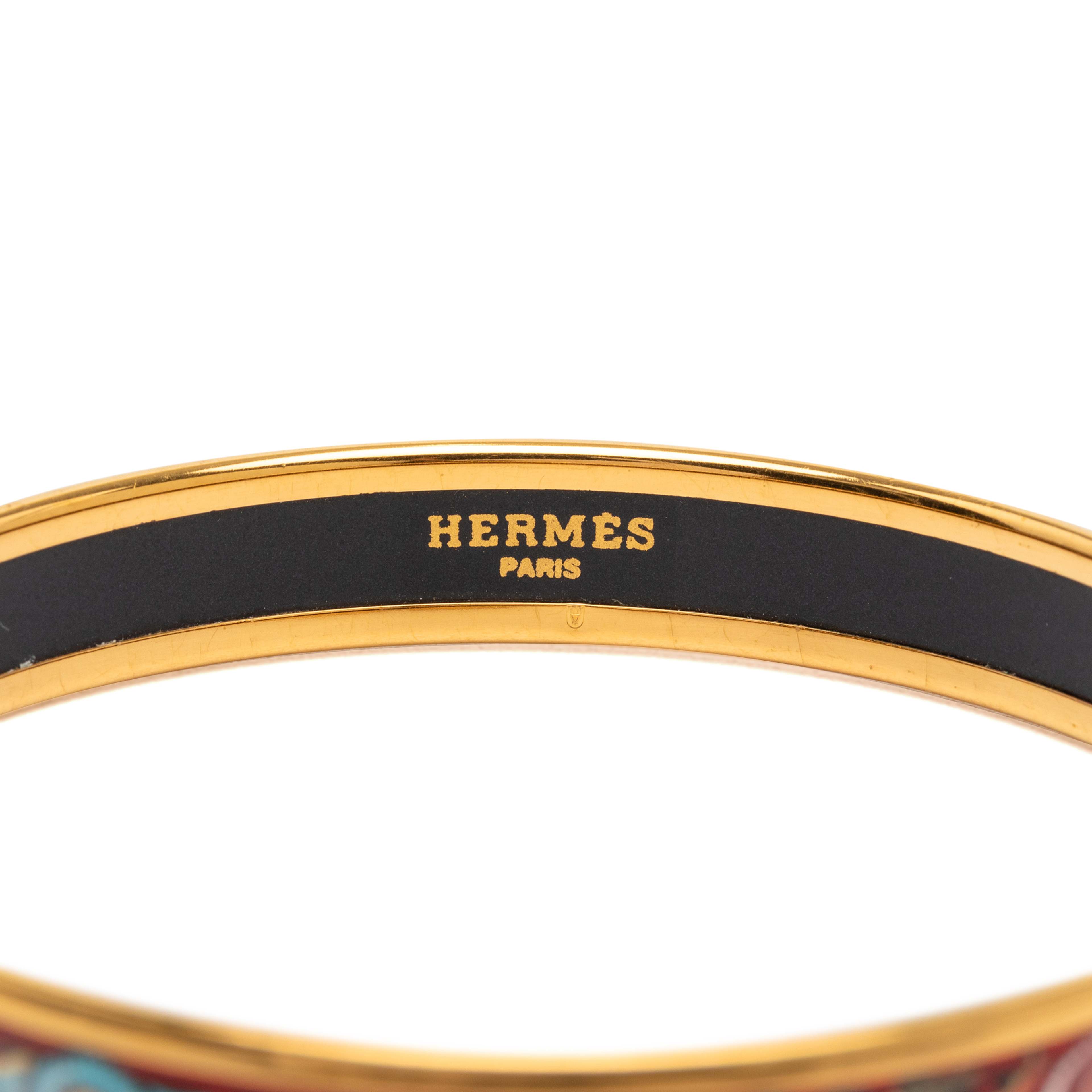 Hermès Narrow Shells Enamel Bangle 70, från Luxclusif, i färgen red. Klicka för att öppna bilden i stort format