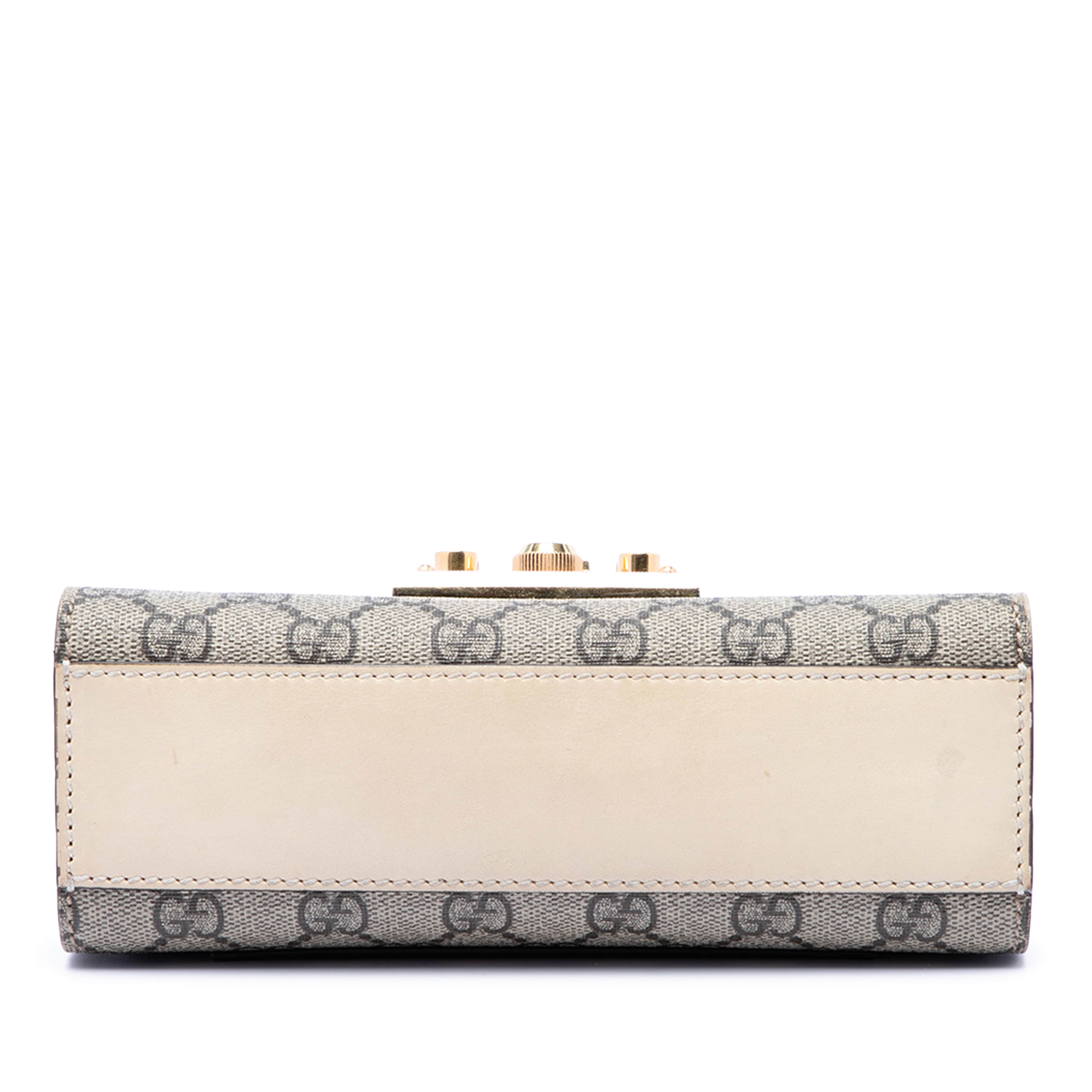 Gucci Small Gg Supreme Padlock Crossbody, från Luxclusif, i färgen beige. Klicka för att öppna bilden i stort format