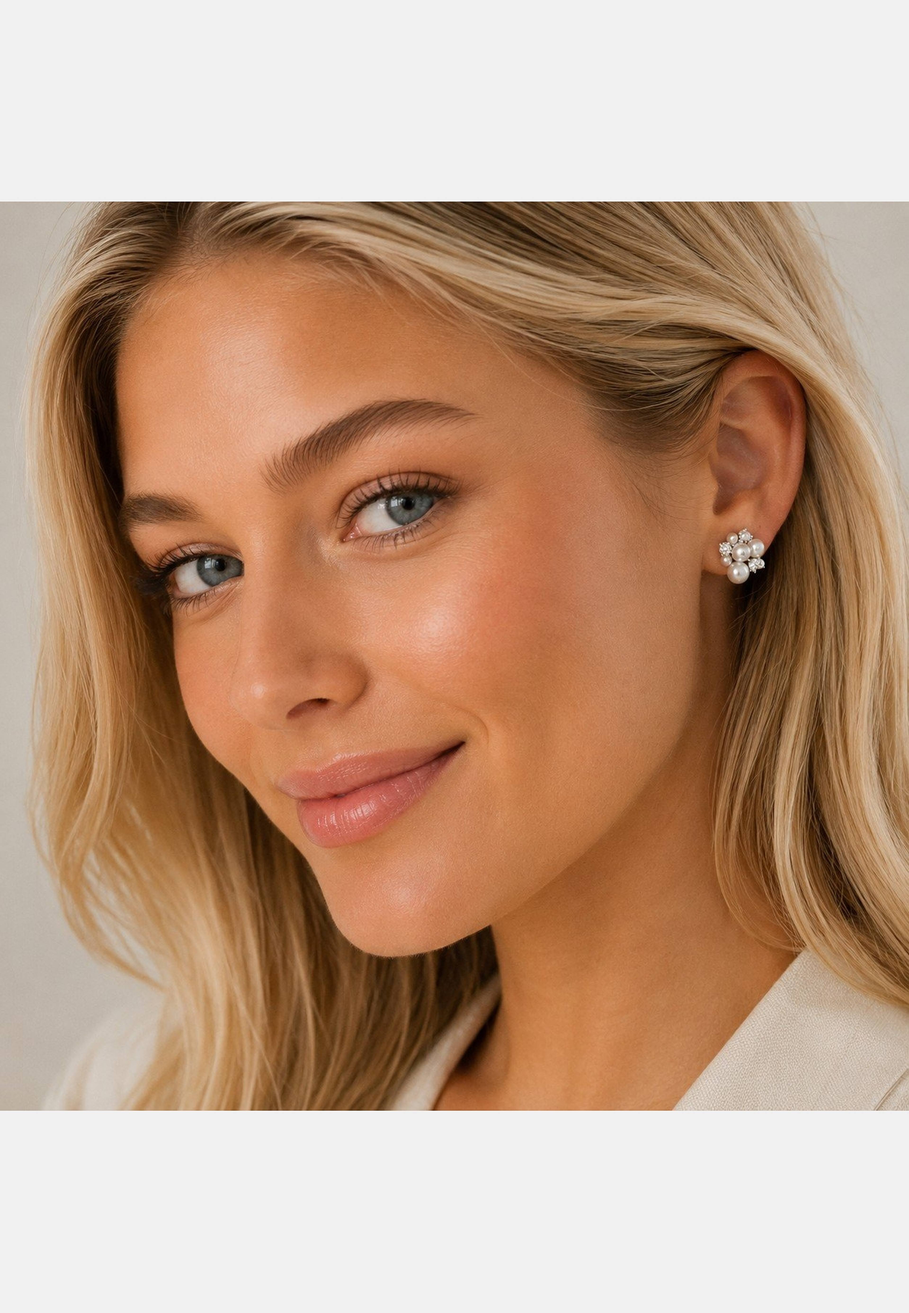 Mayfair Irregular Pearl Ear, från SNÖ of Sweden, i färgen s/white. Klicka för att öppna bilden i stort format