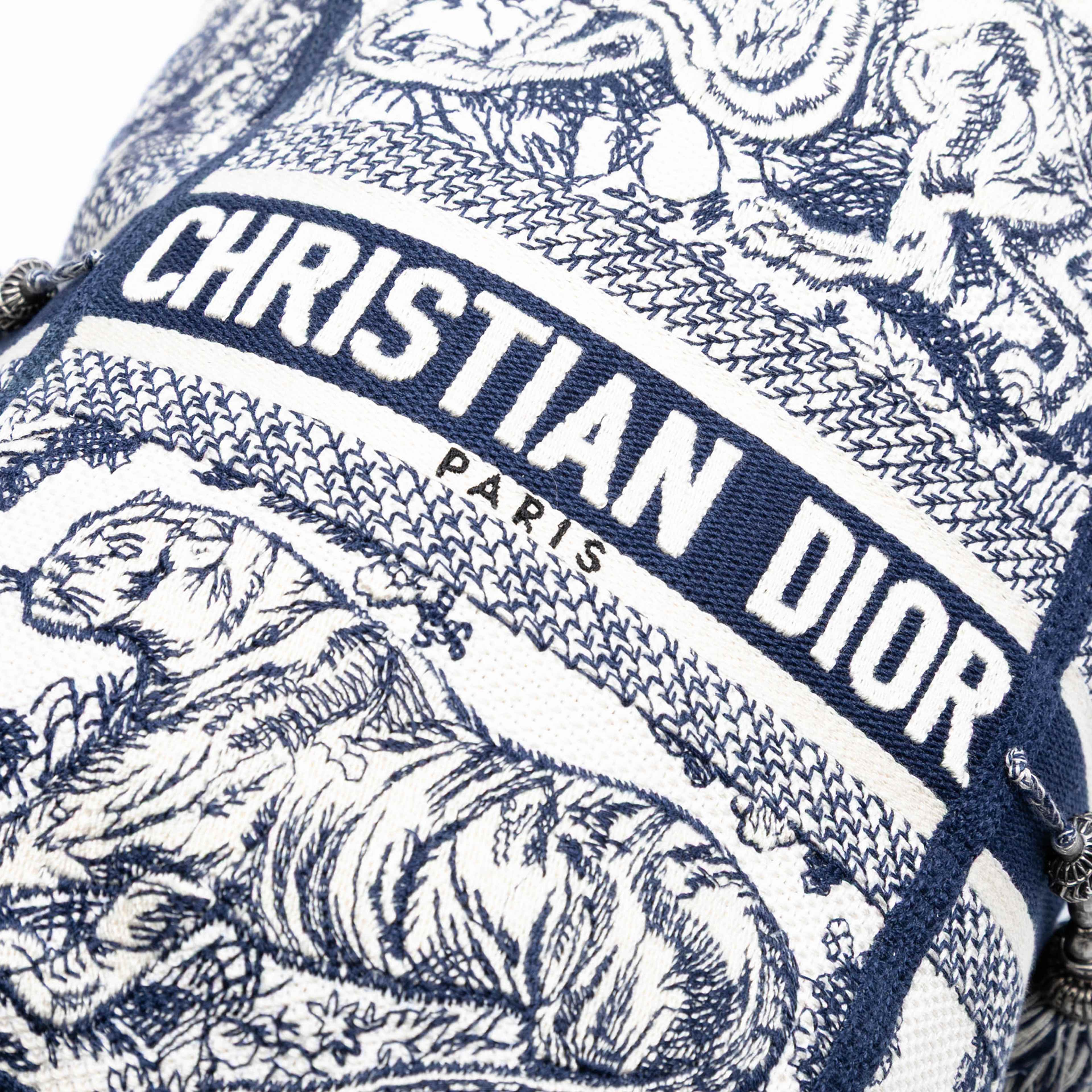 Dior Canvas Embroidered Toile De Jouy D Bubble Bucket Bag, från Luxclusif, i färgen blue. Klicka för att öppna bilden i stort format