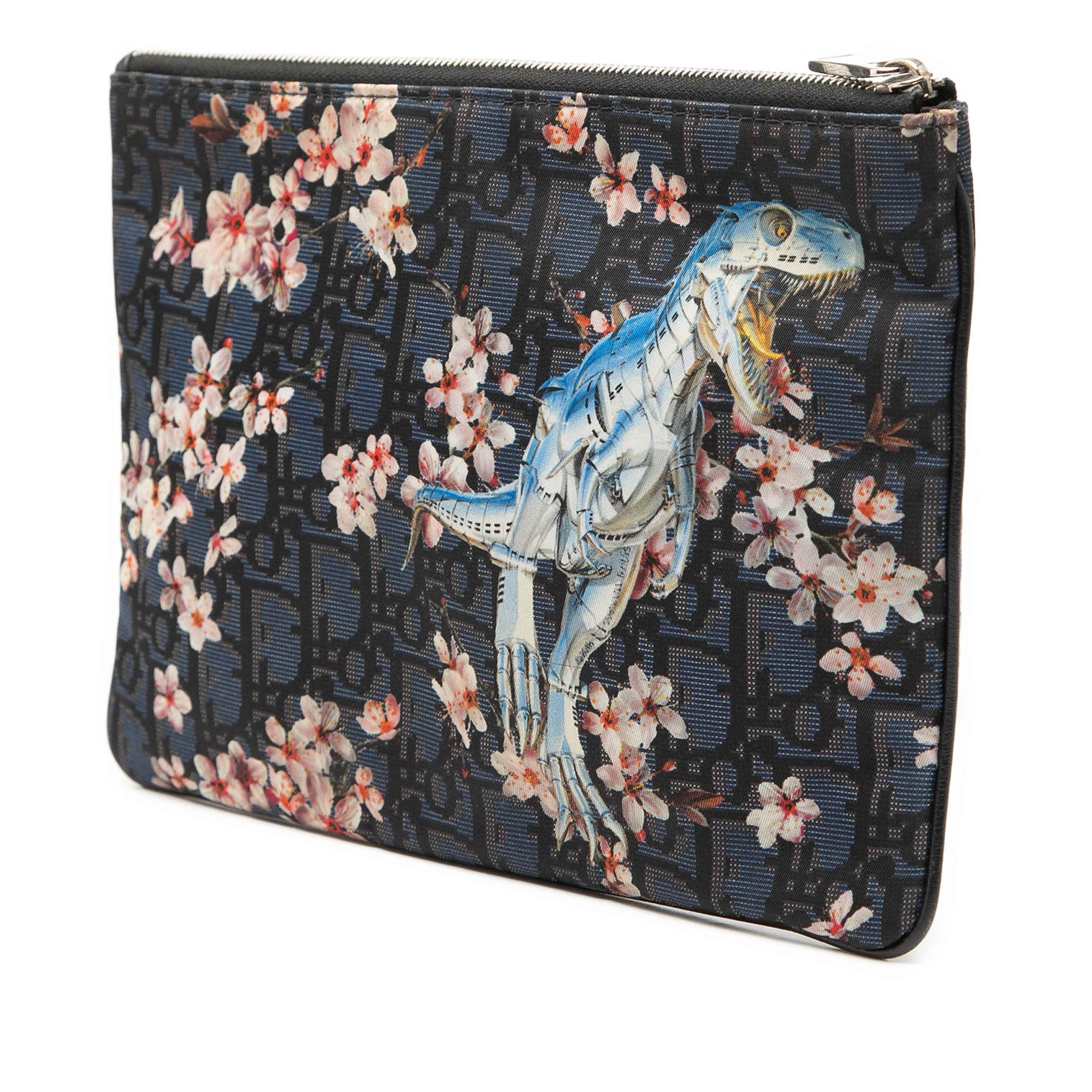 Dior Hajime Sorayama Oblique Nylon Safari Clutch, från Luxclusif, i färgen blue. Klicka för att öppna bilden i stort format