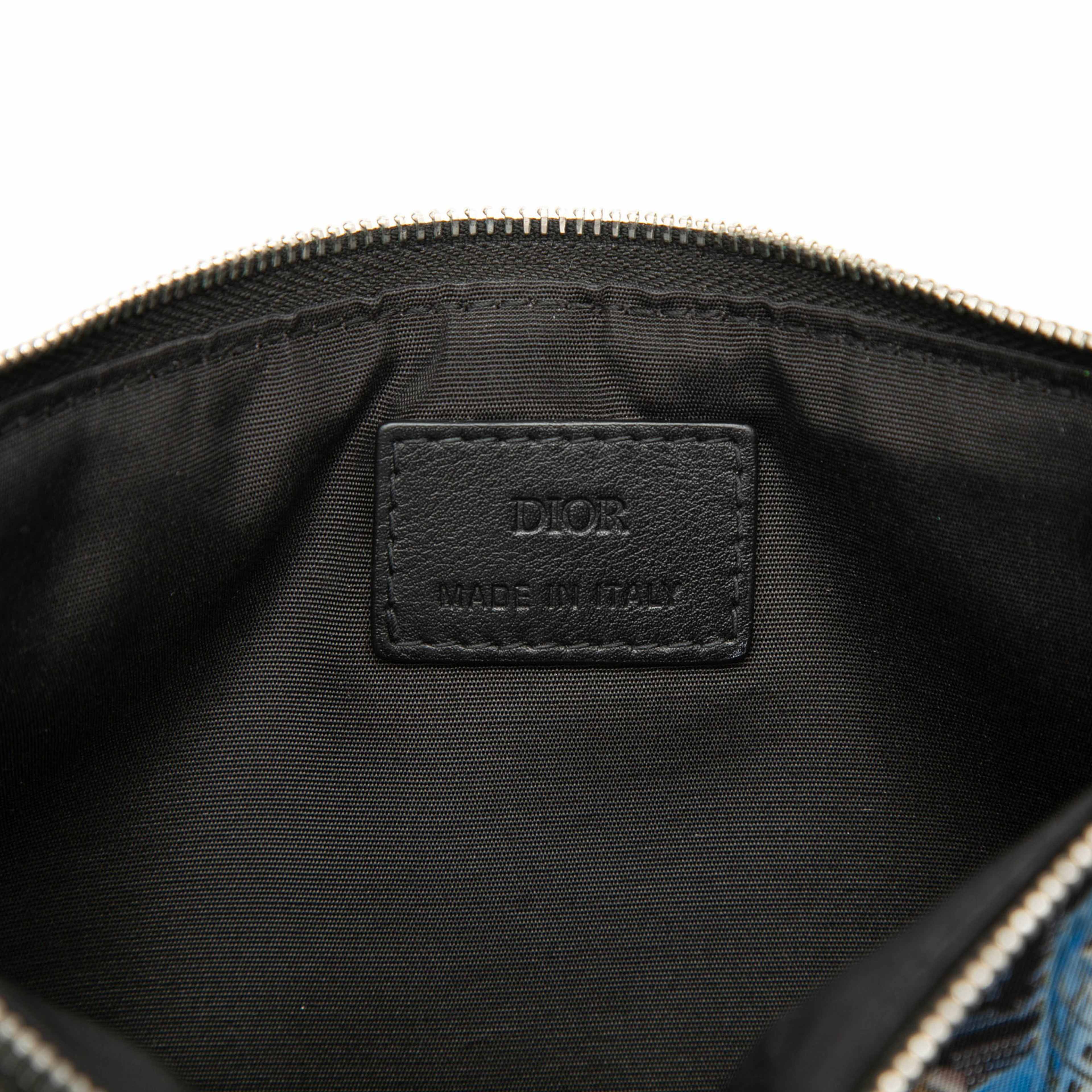 Dior Hajime Sorayama Oblique Nylon Safari Clutch, från Luxclusif, i färgen blue. Klicka för att öppna bilden i stort format