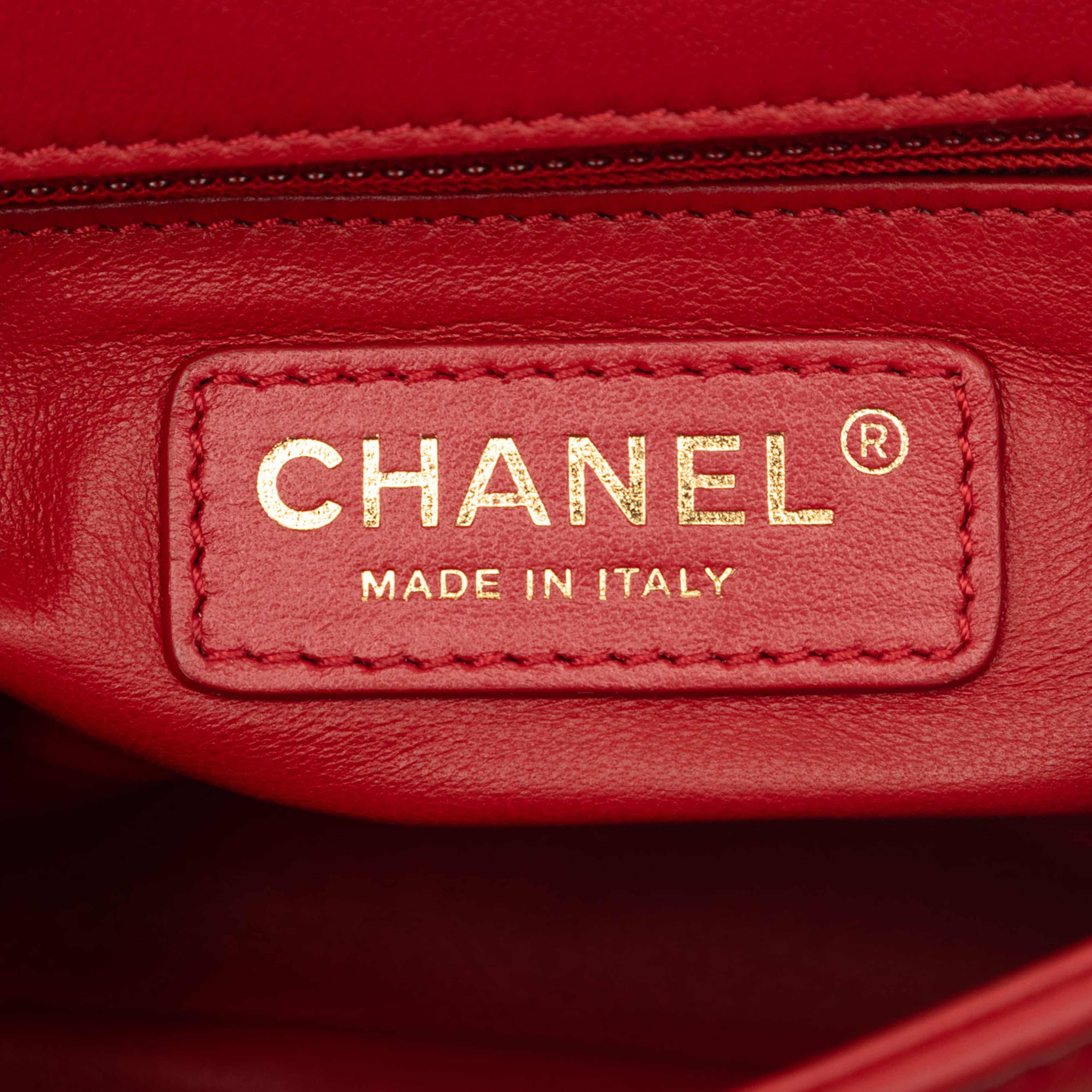 Chanel Small Lambskin Easy Carry Flap, från Luxclusif, i färgen röd. Klicka för att öppna bilden i stort format