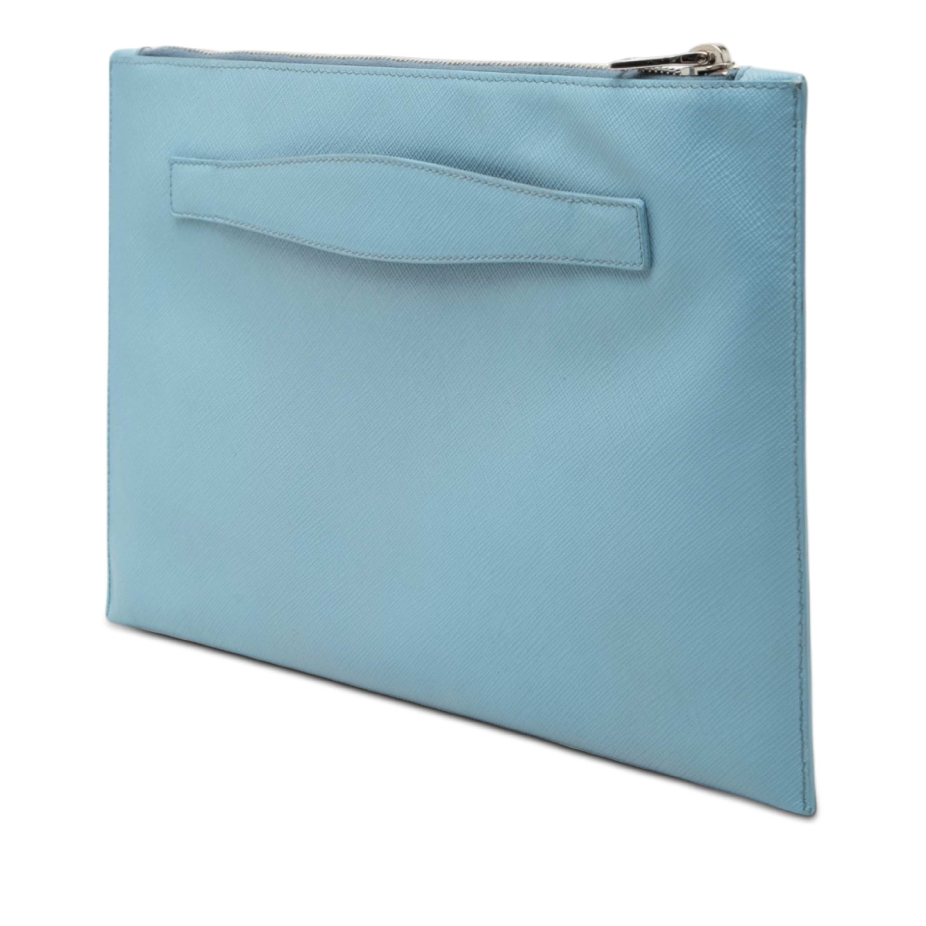 Prada Saffiano Clutch, från Luxclusif, i färgen blå. Klicka för att öppna bilden i stort format