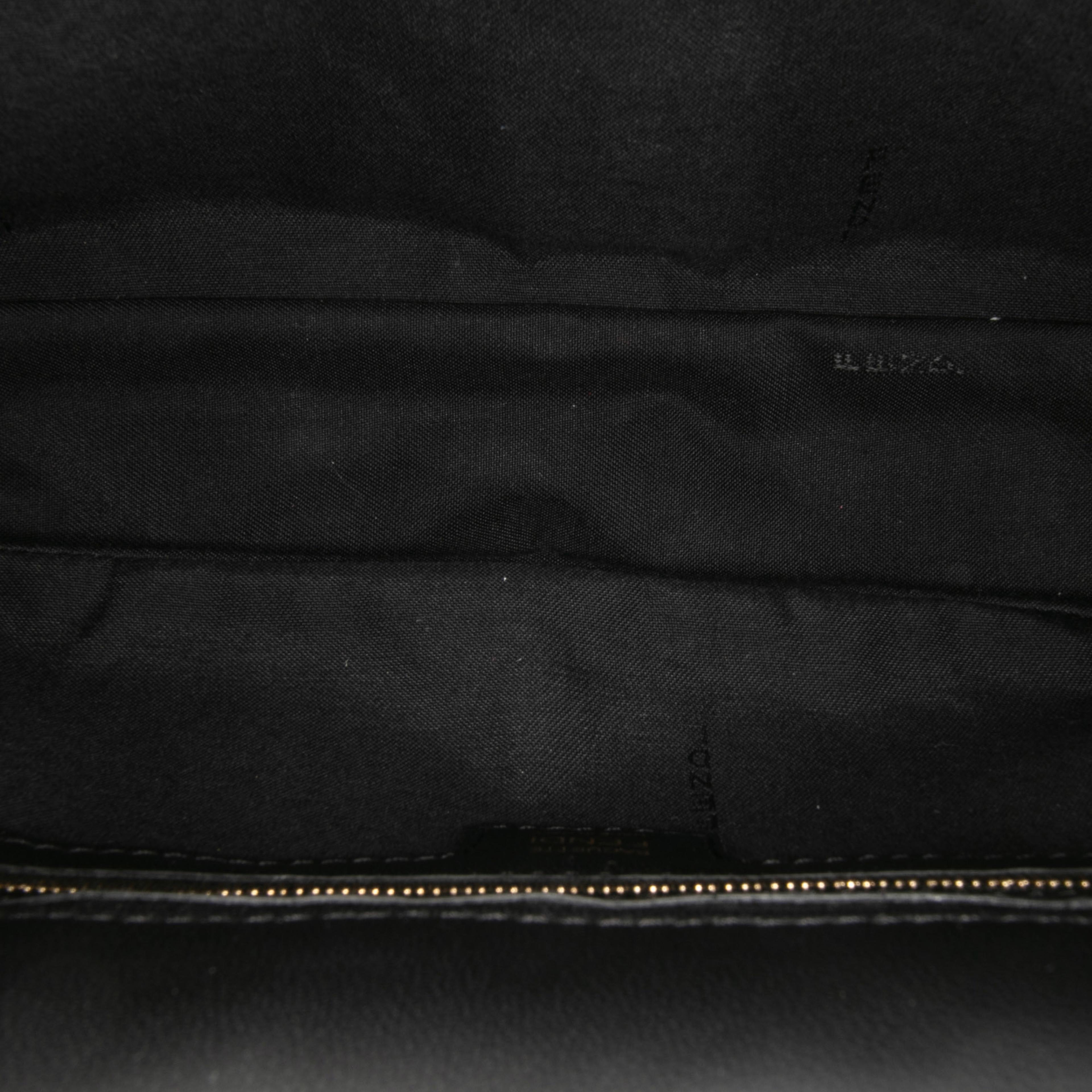 Fendi Zucca Embossed Leather Baguette Satchel, från Luxclusif, i färgen black. Klicka för att öppna bilden i stort format
