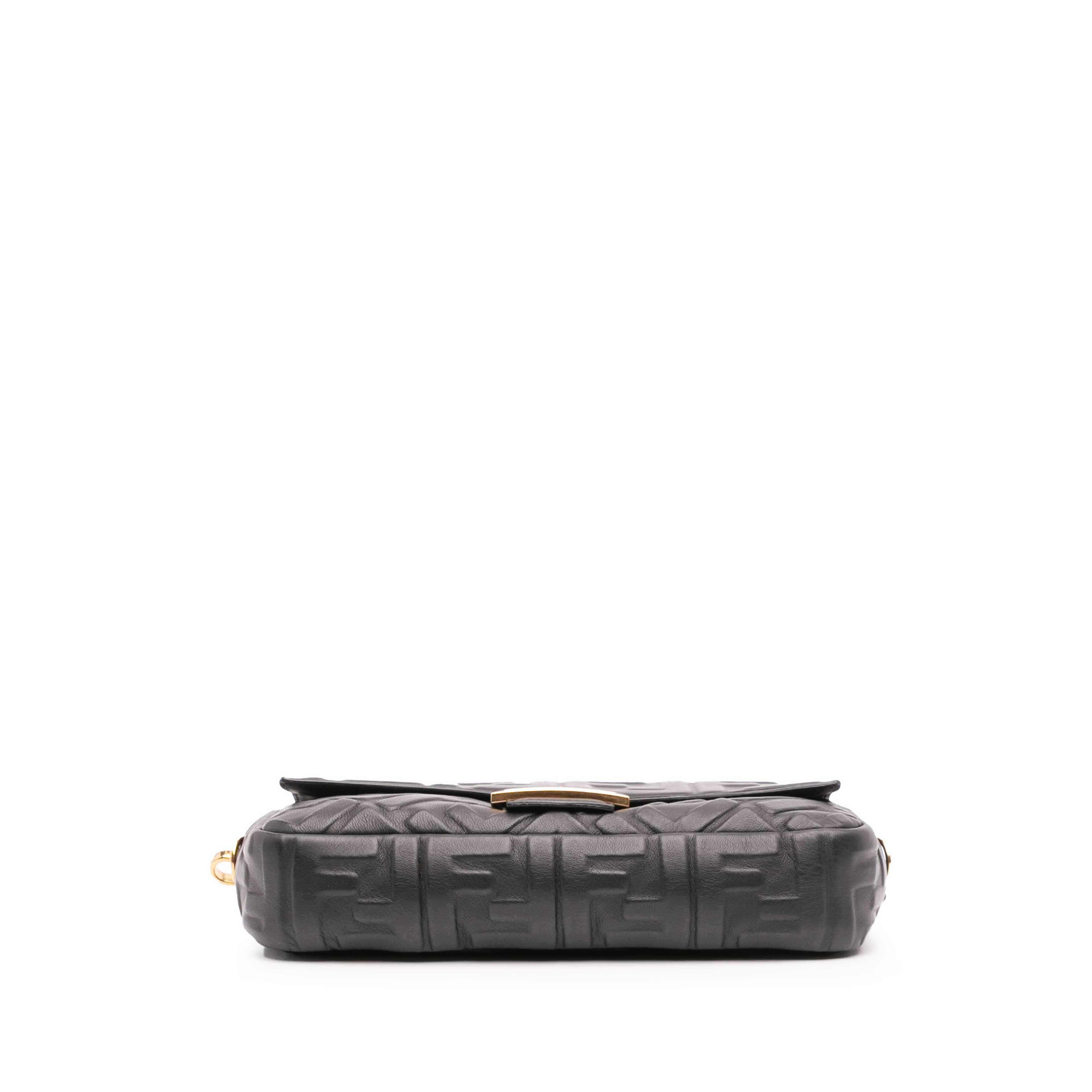 Fendi Zucca Embossed Leather Baguette Satchel, från Luxclusif, i färgen black. Klicka för att öppna bilden i stort format