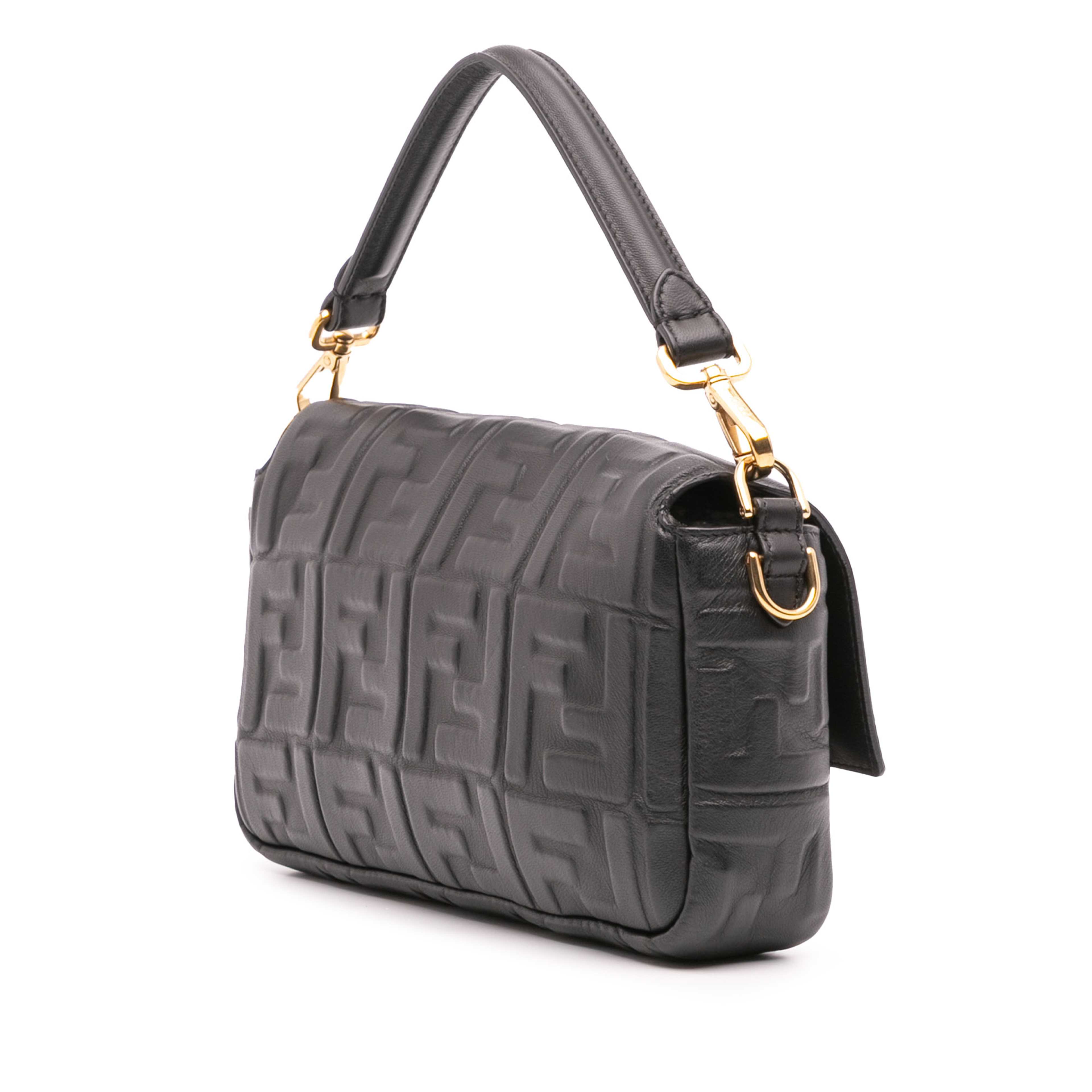 Fendi Zucca Embossed Leather Baguette Satchel, från Luxclusif, i färgen black. Klicka för att öppna bilden i stort format