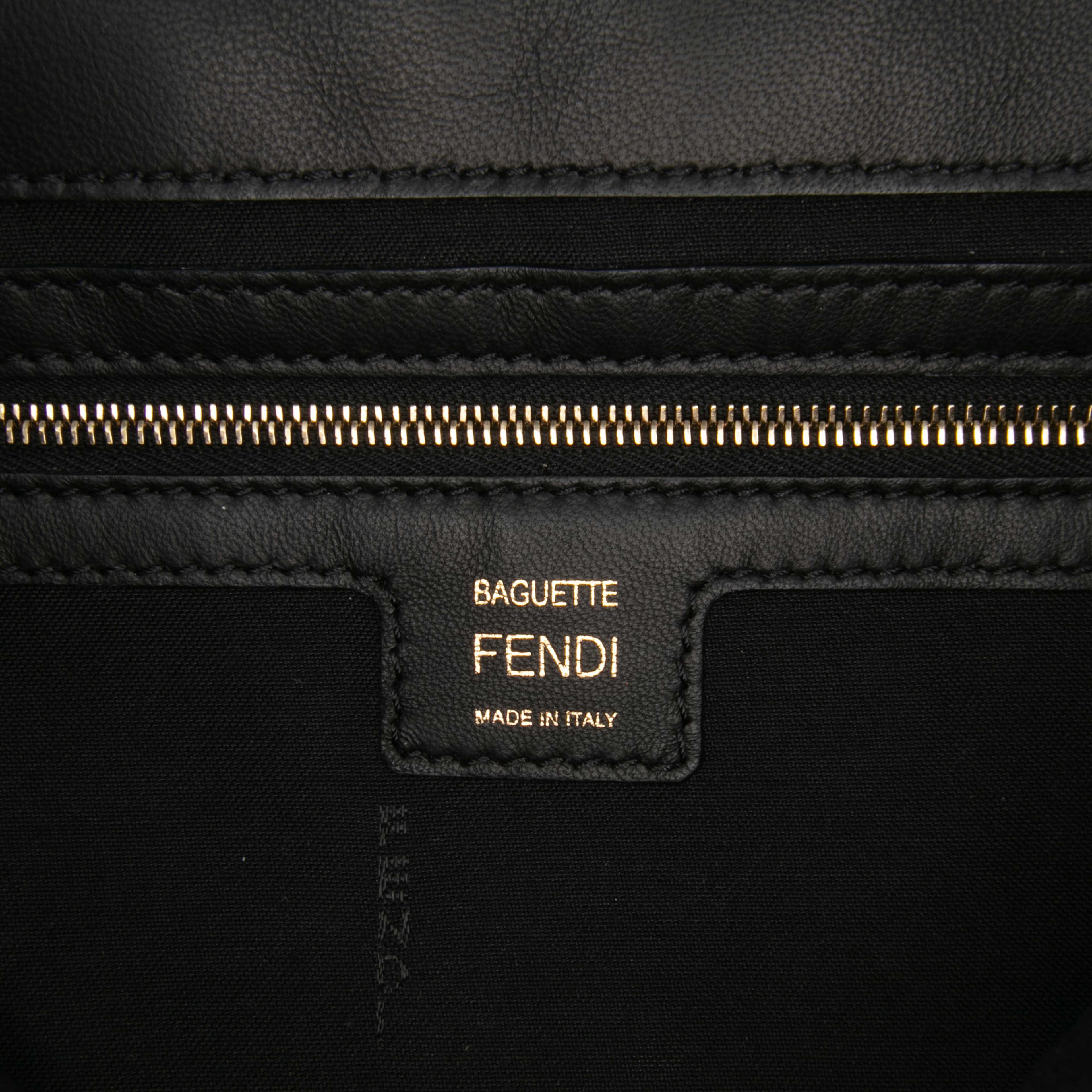 Fendi Zucca Embossed Leather Baguette Satchel, från Luxclusif, i färgen black. Klicka för att öppna bilden i stort format