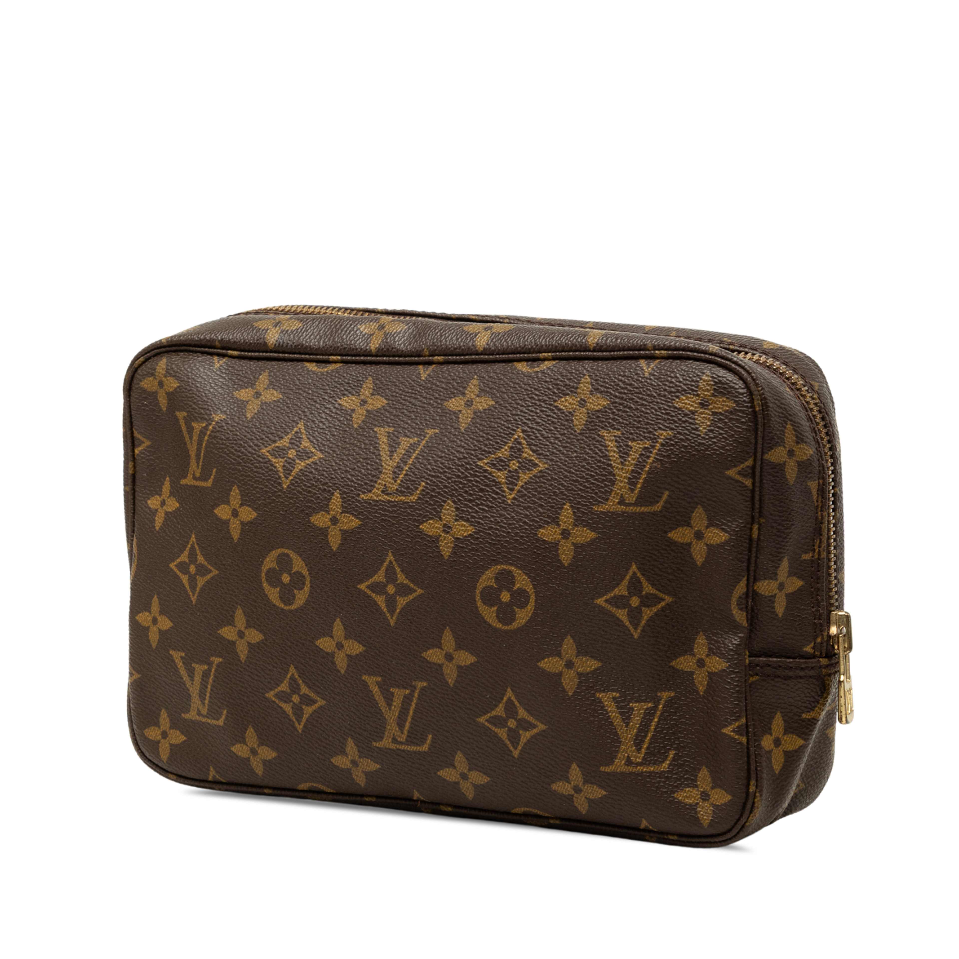 Louis Vuitton Monogram Trousse Toilette 23, från Luxclusif, i färgen brun. Klicka för att öppna bilden i stort format