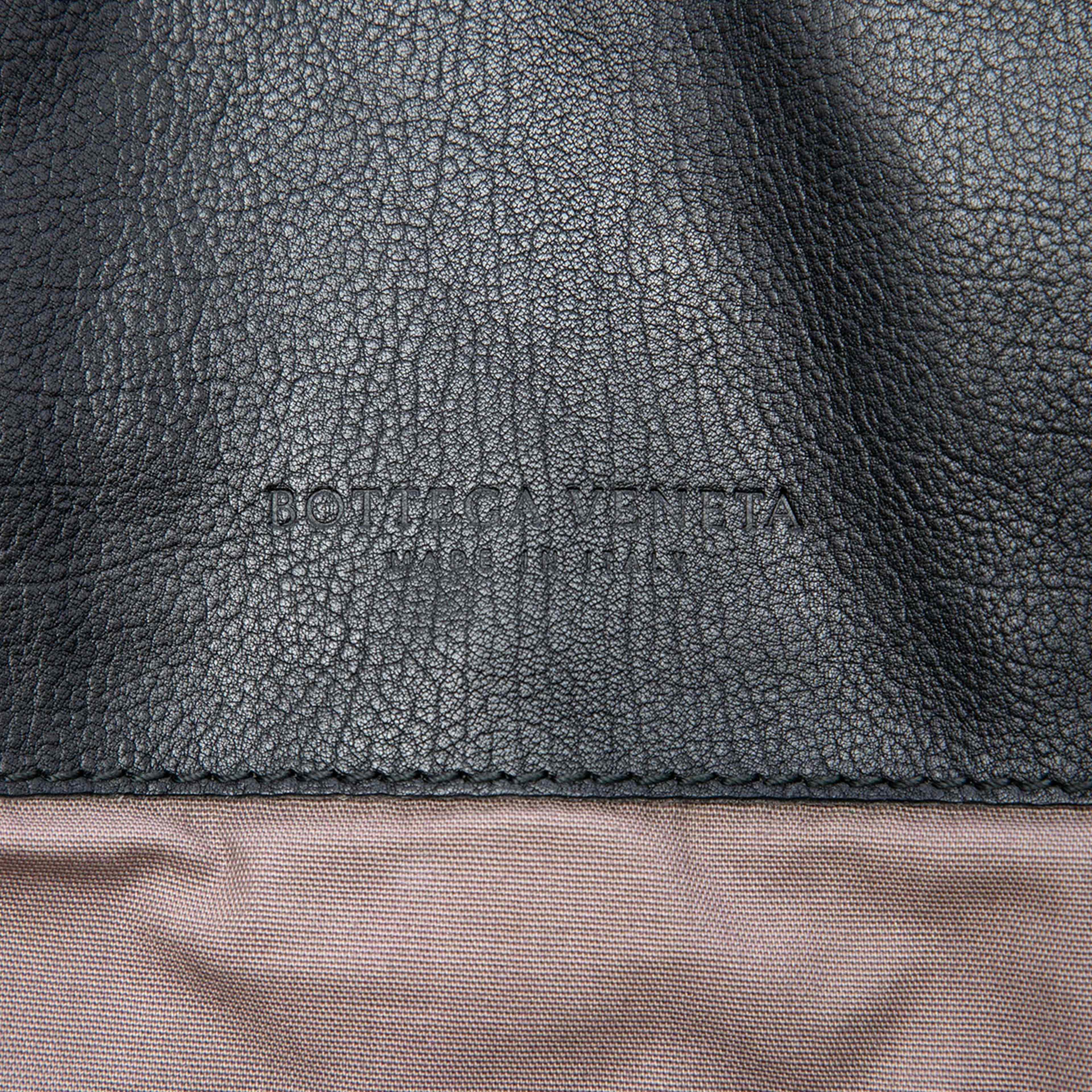 Bottega Veneta Intrecciato Trimmed Leather Oculus Tote, från Luxclusif, i färgen svart. Klicka för att öppna bilden i stort format
