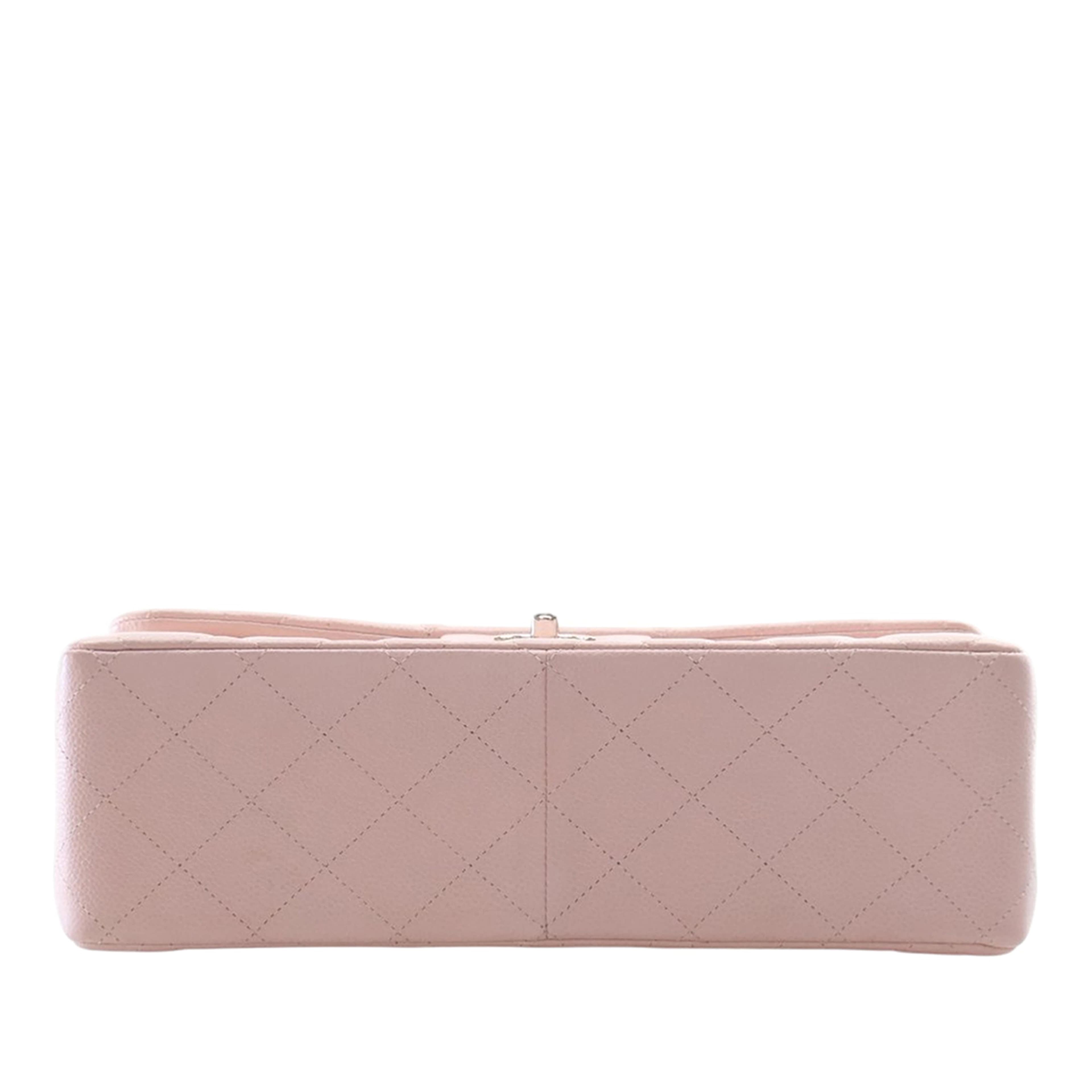 Chanel Jumbo Classic Caviar Double Flap, från Luxclusif, i färgen light pink. Klicka för att öppna bilden i stort format