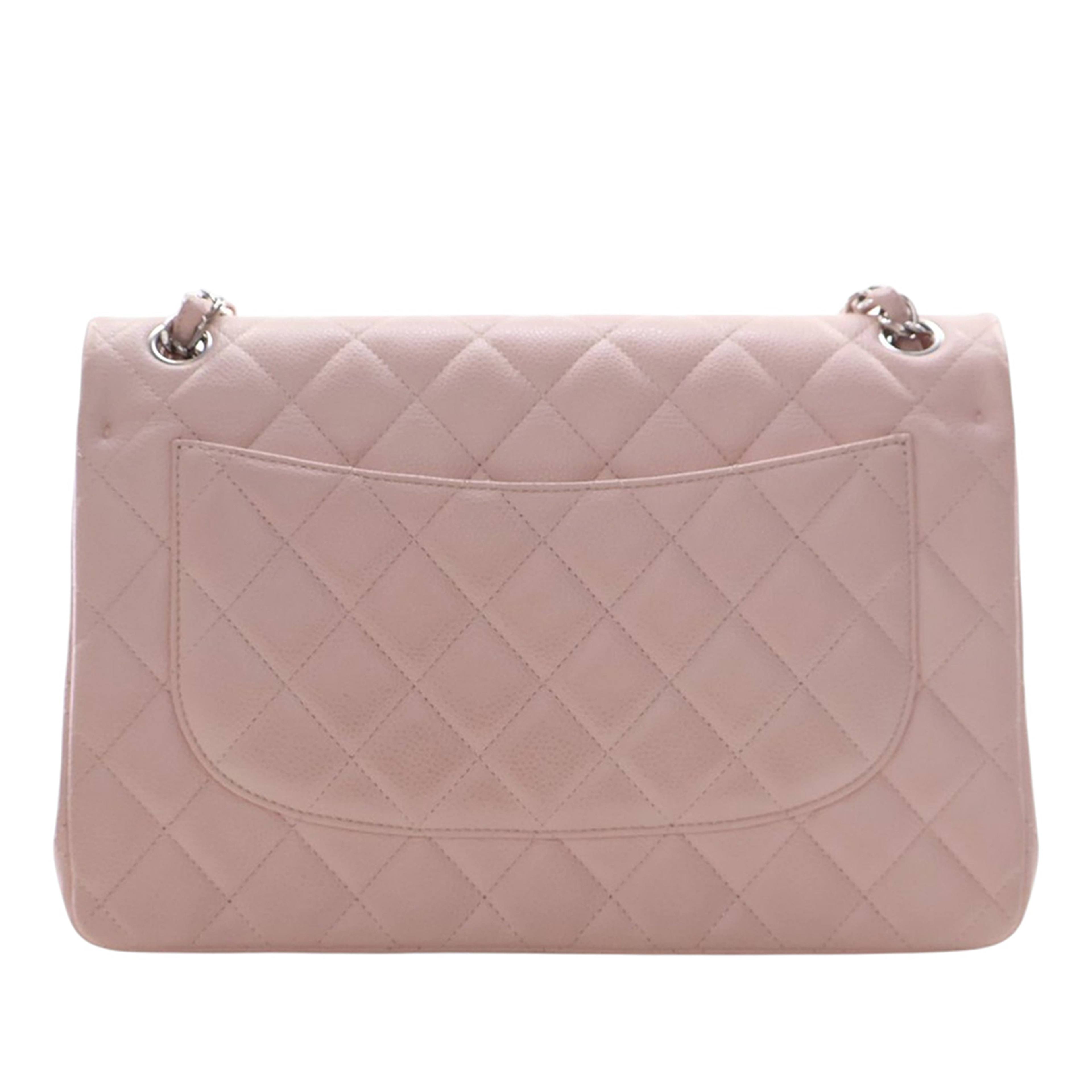 Chanel Jumbo Classic Caviar Double Flap, från Luxclusif, i färgen light pink. Klicka för att öppna bilden i stort format