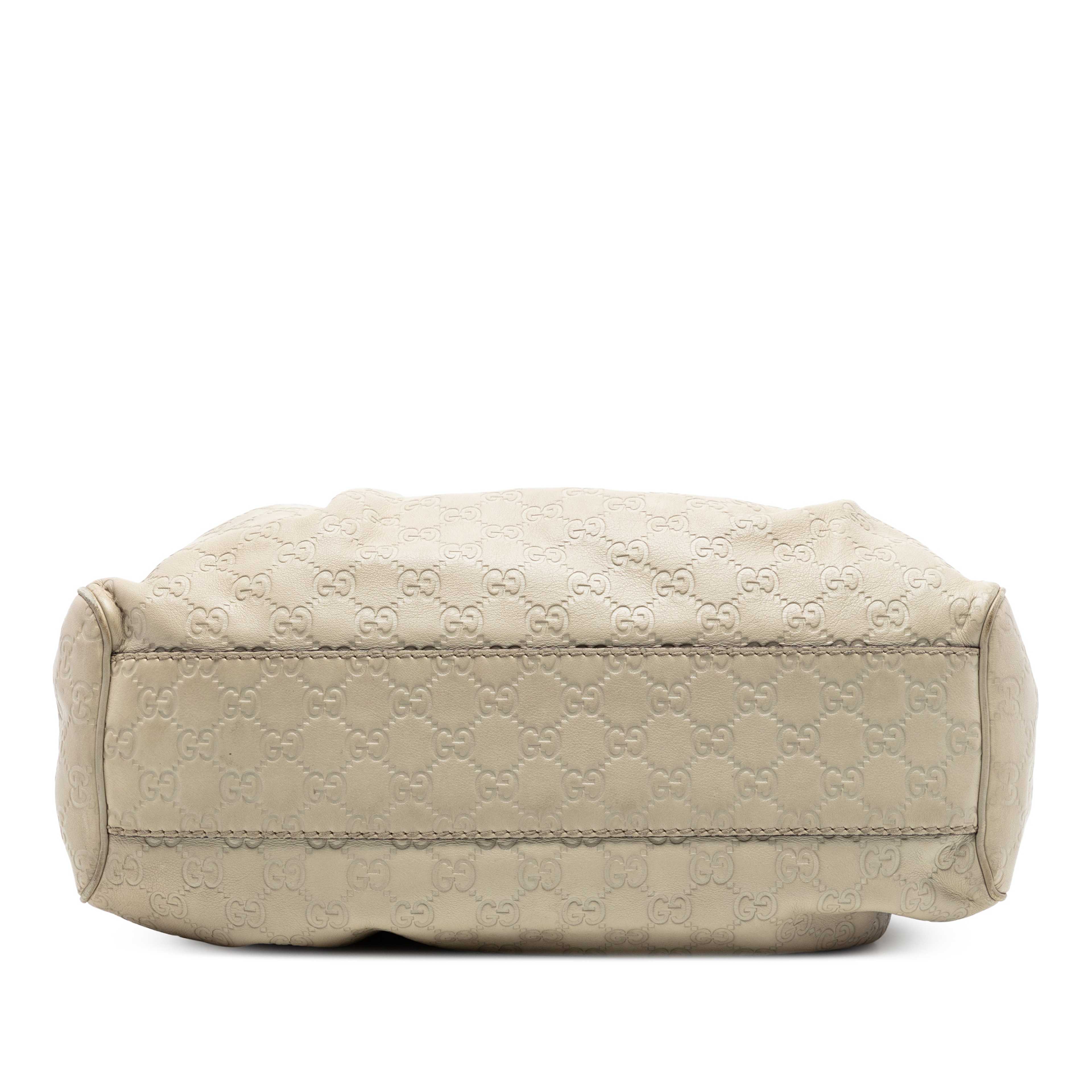 Gucci Medium Guccissima Sukey Tote, från Luxclusif, i färgen light beige. Klicka för att öppna bilden i stort format