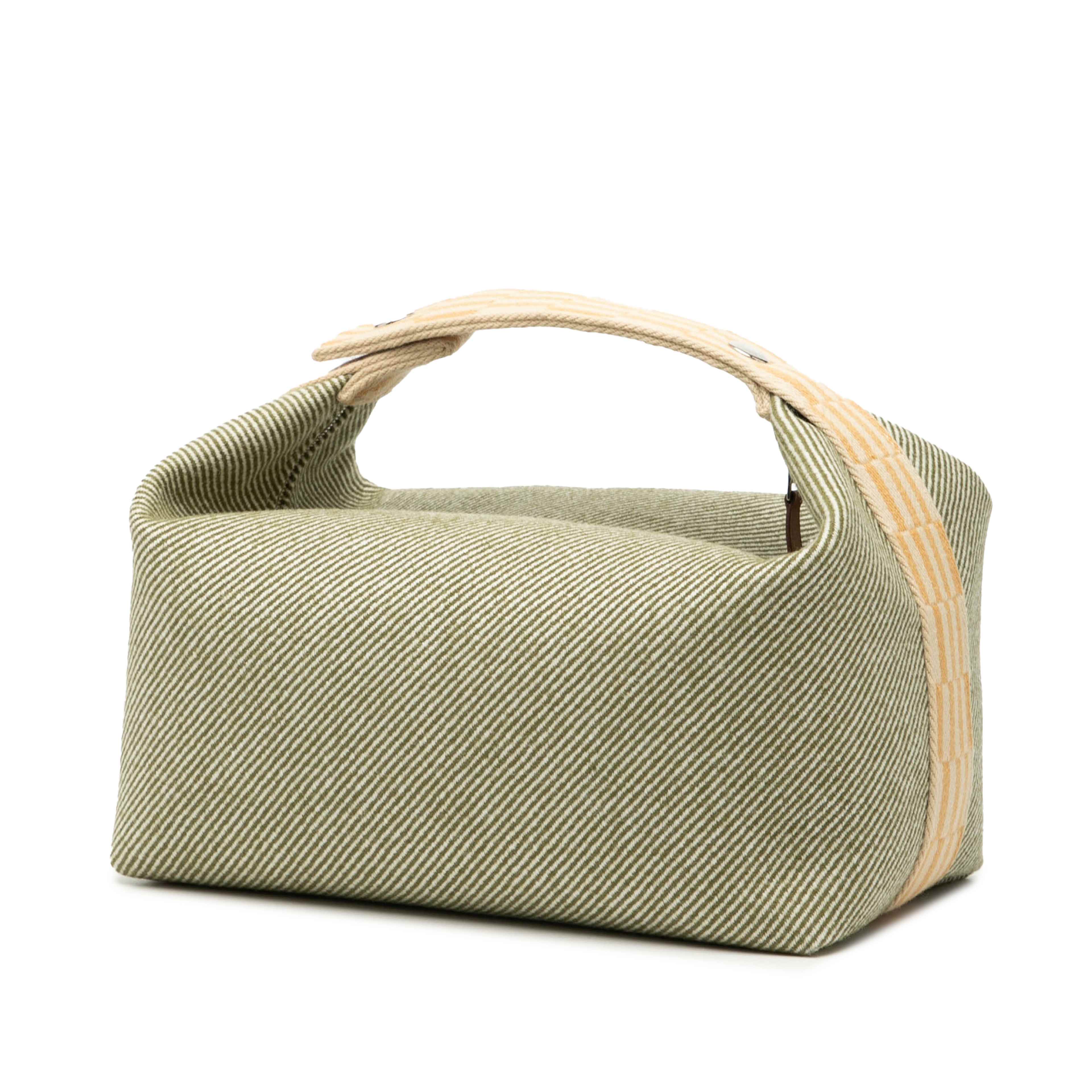 Hermès Large Wool Bride A Brac H Natte Case, från Luxclusif, i färgen olive green. Klicka för att öppna bilden i stort format