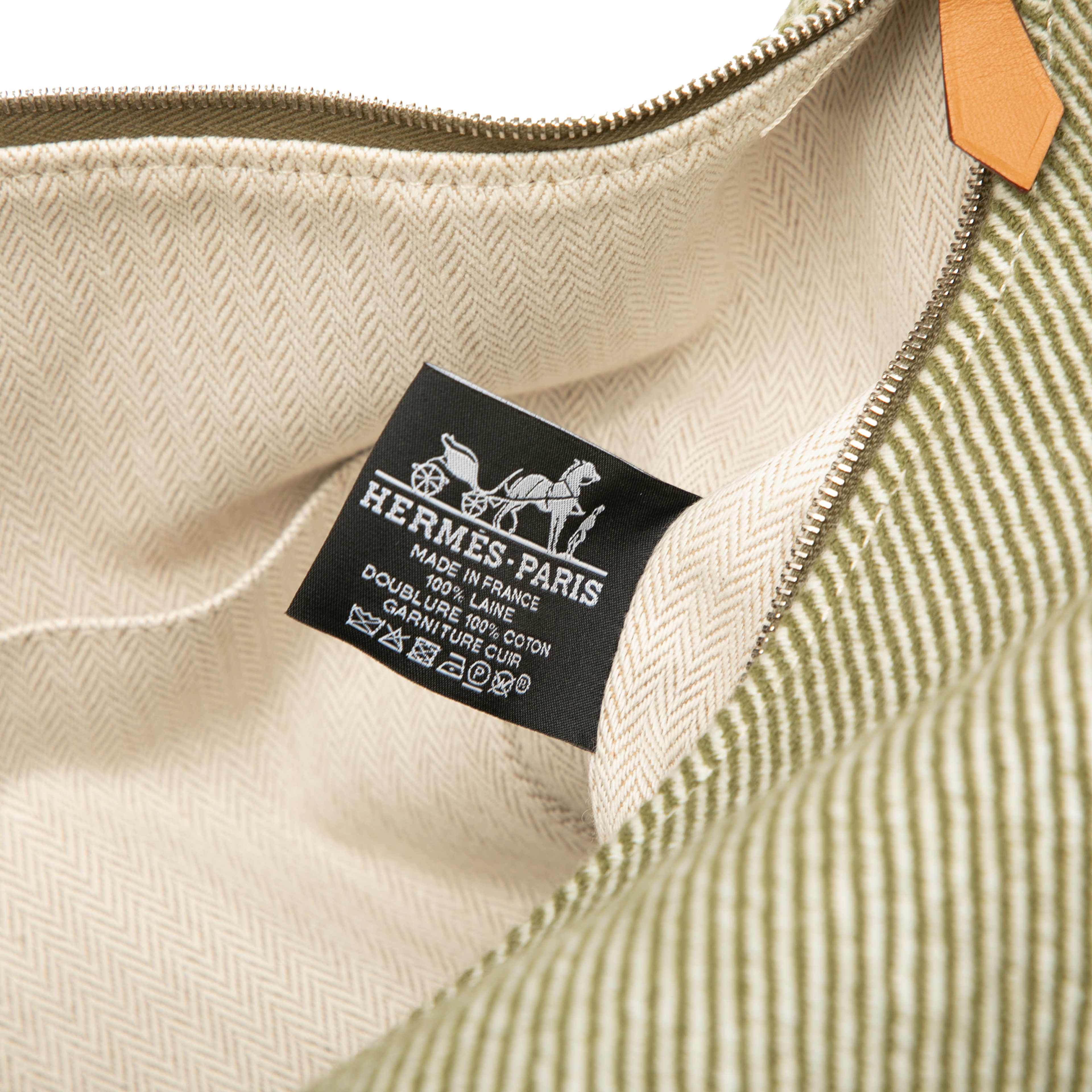 Hermès Large Wool Bride A Brac H Natte Case, från Luxclusif, i färgen olive green. Klicka för att öppna bilden i stort format