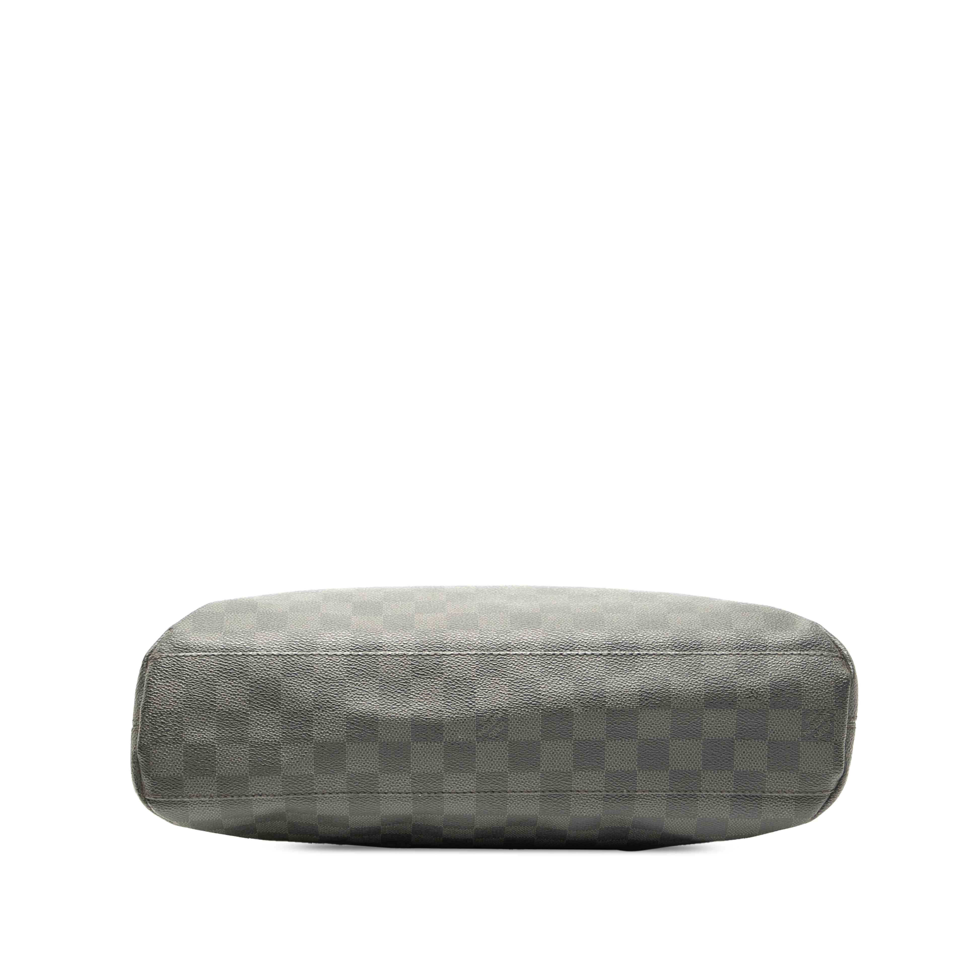 Louis Vuitton Damier Graphite Mick Mm, från Luxclusif, i färgen black. Klicka för att öppna bilden i stort format