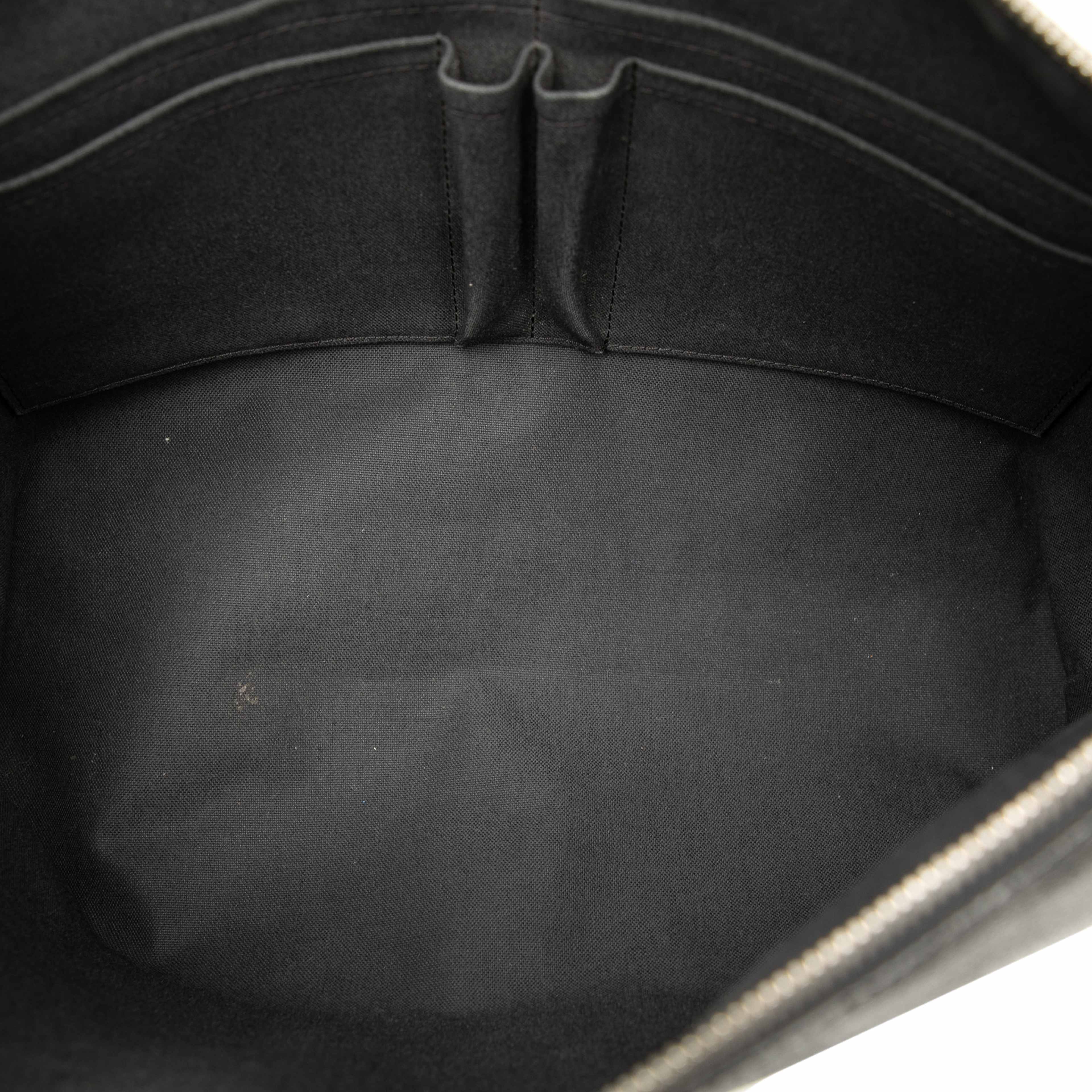 Louis Vuitton Damier Graphite Mick Mm, från Luxclusif, i färgen black. Klicka för att öppna bilden i stort format