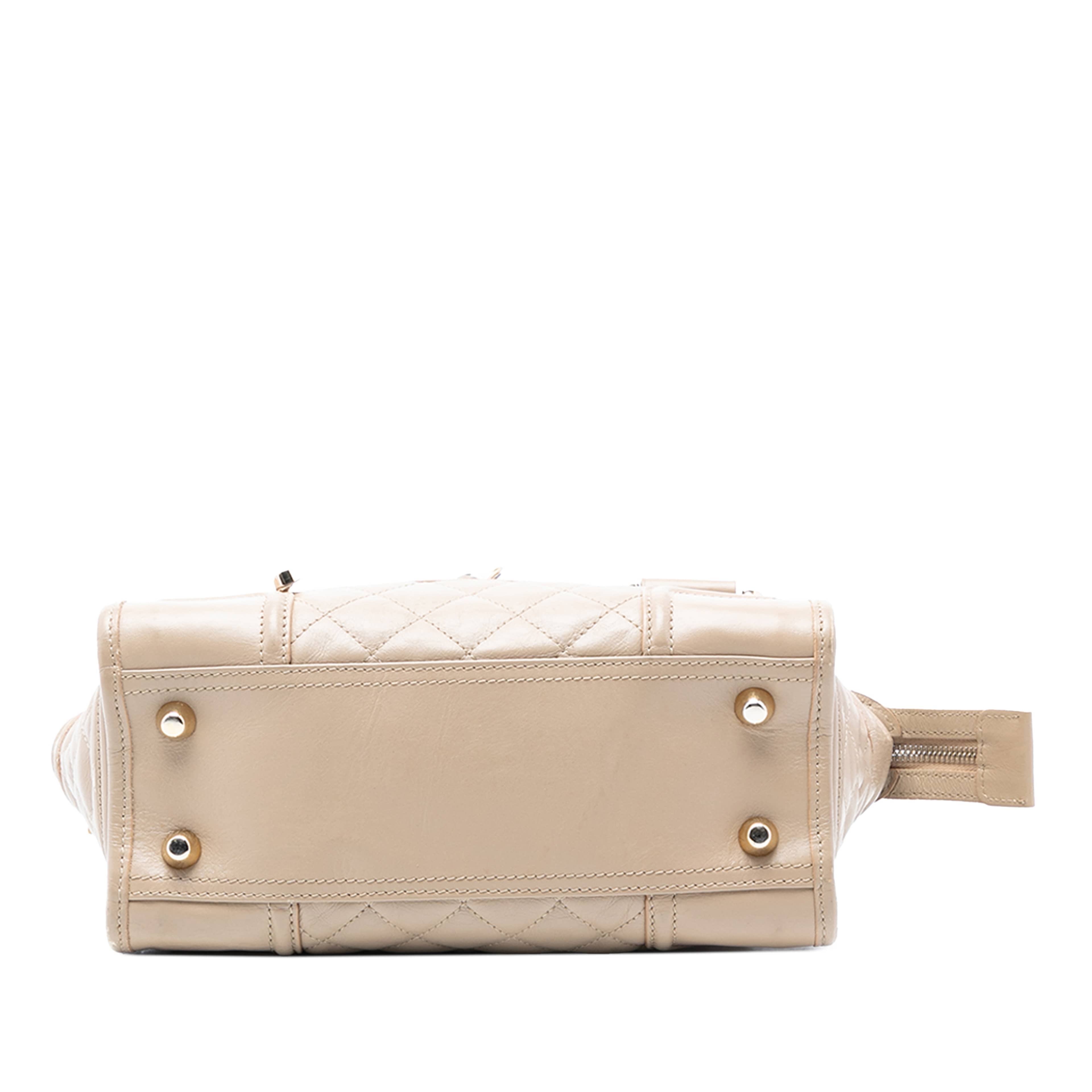 Burberry Mini Quilted Leather Manor Handbag, från Luxclusif, i färgen beige. Klicka för att öppna bilden i stort format