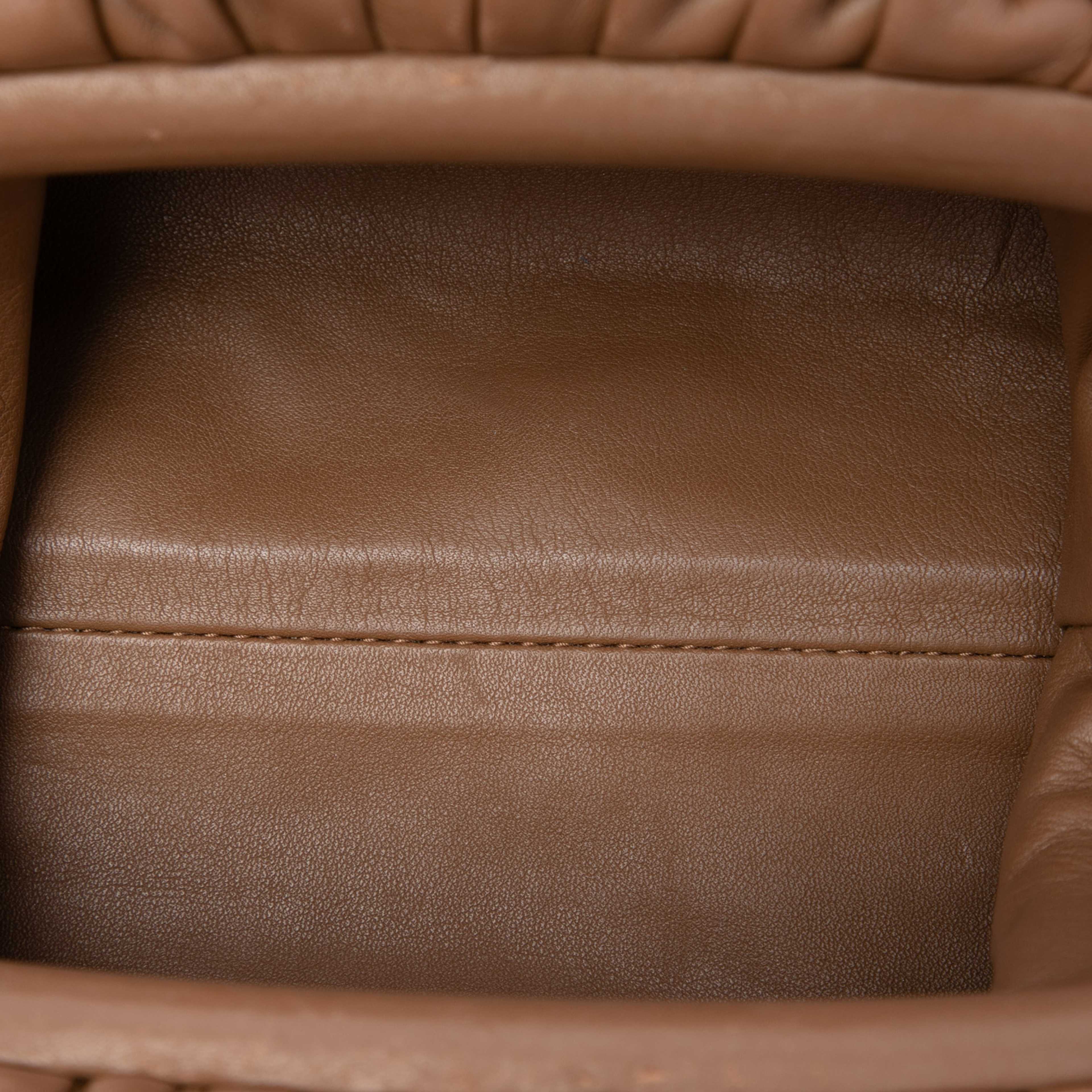 Bottega Veneta Lambskin The Mini Pouch Crossbody, från Luxclusif, i färgen brun. Klicka för att öppna bilden i stort format