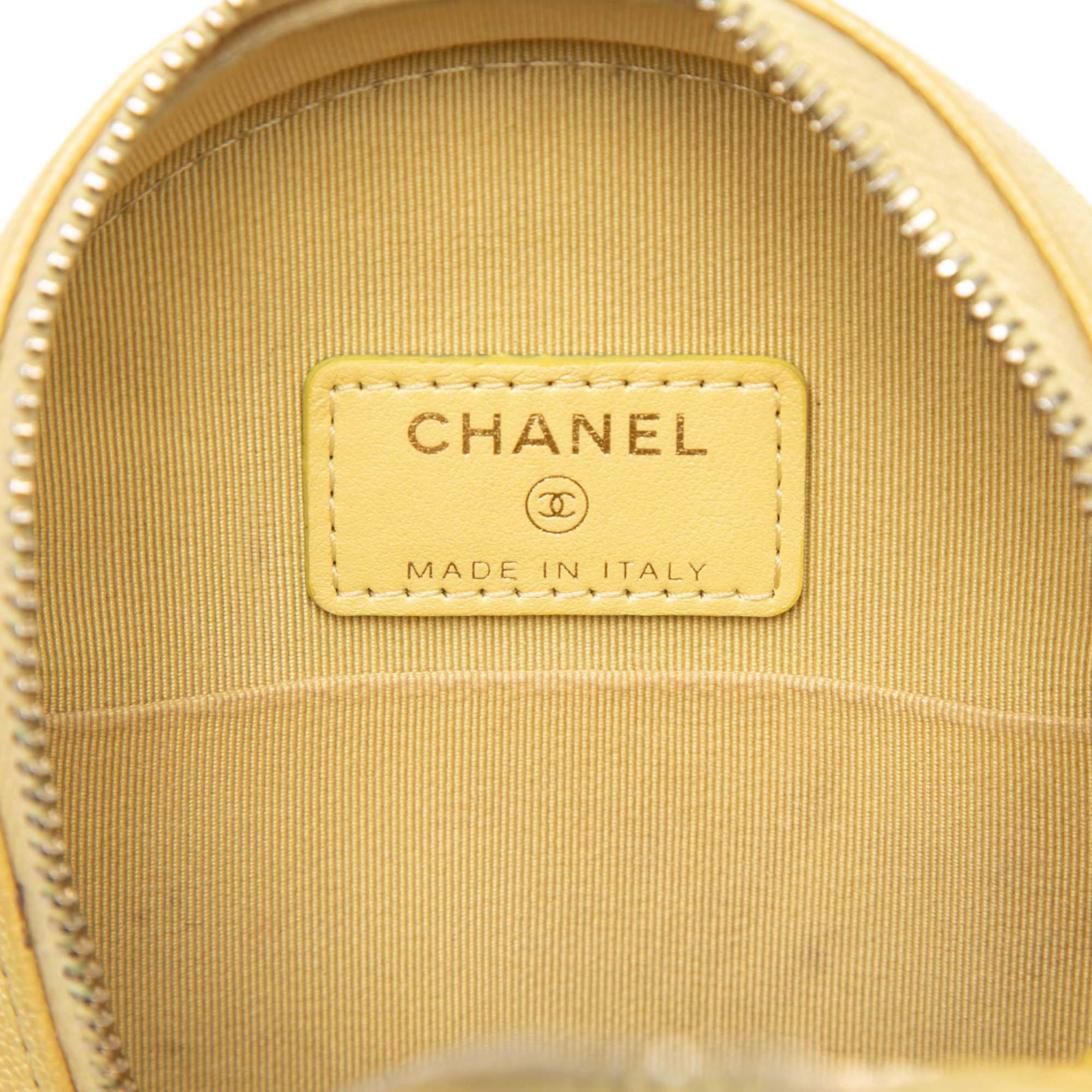 Chanel Cc Quilted Caviar Round Clutch With Chain, från Luxclusif, i färgen light yellow. Klicka för att öppna bilden i stort format