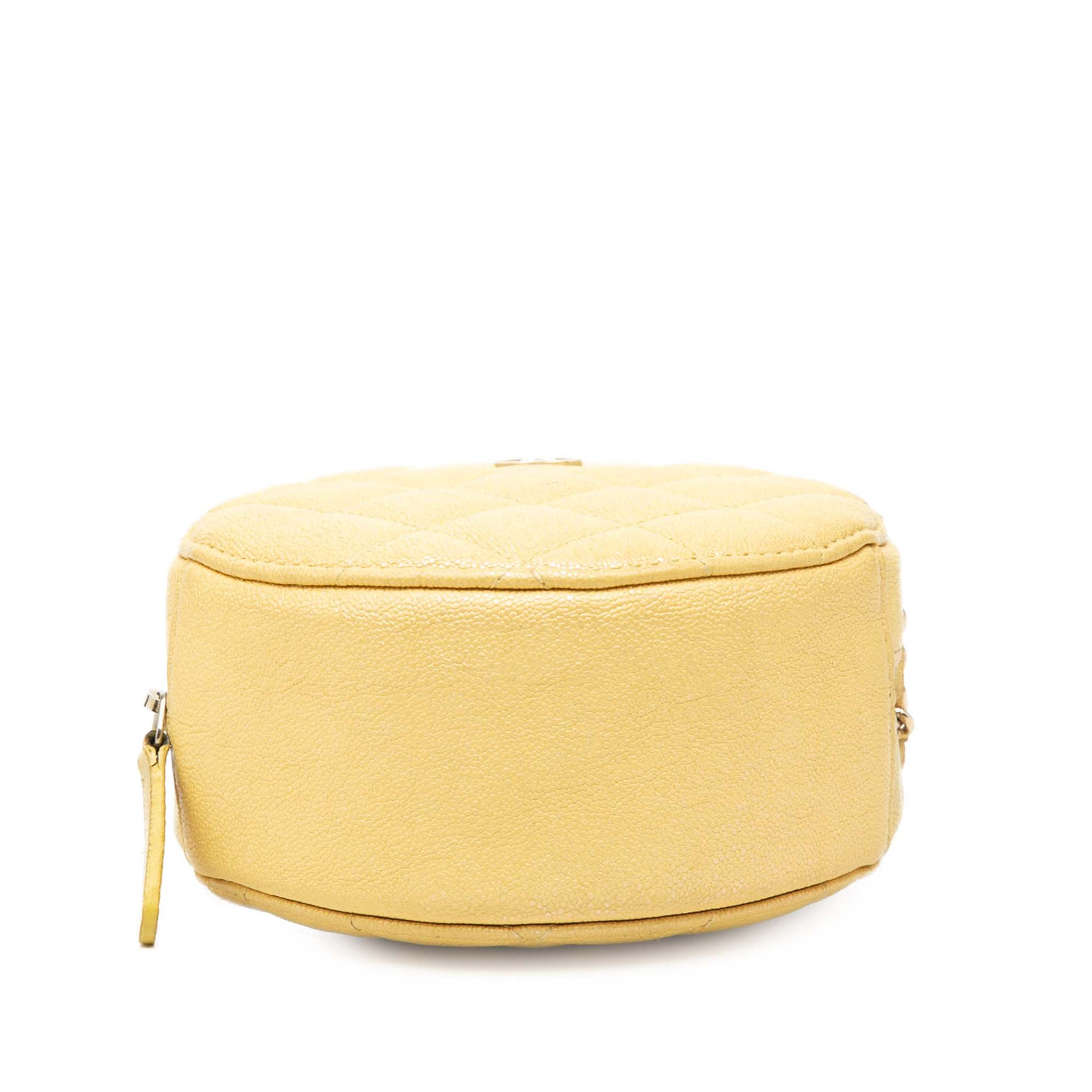 Chanel Cc Quilted Caviar Round Clutch With Chain, från Luxclusif, i färgen gul. Klicka för att öppna bilden i stort format