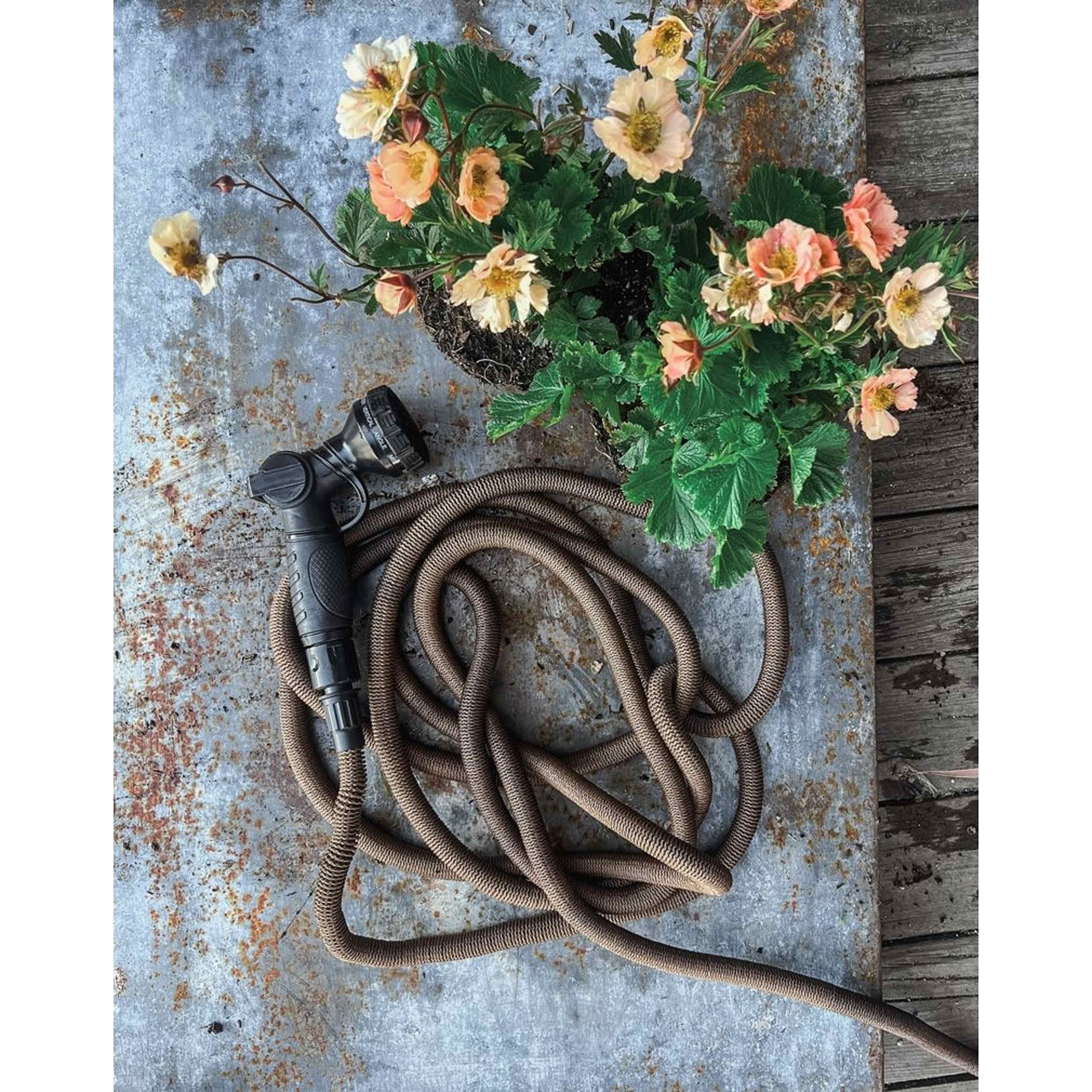 Trädgårdsslang Deluxe Set - Mörk Sand, från by Benson, i färgen dark sand. Klicka för att öppna bilden i stort format