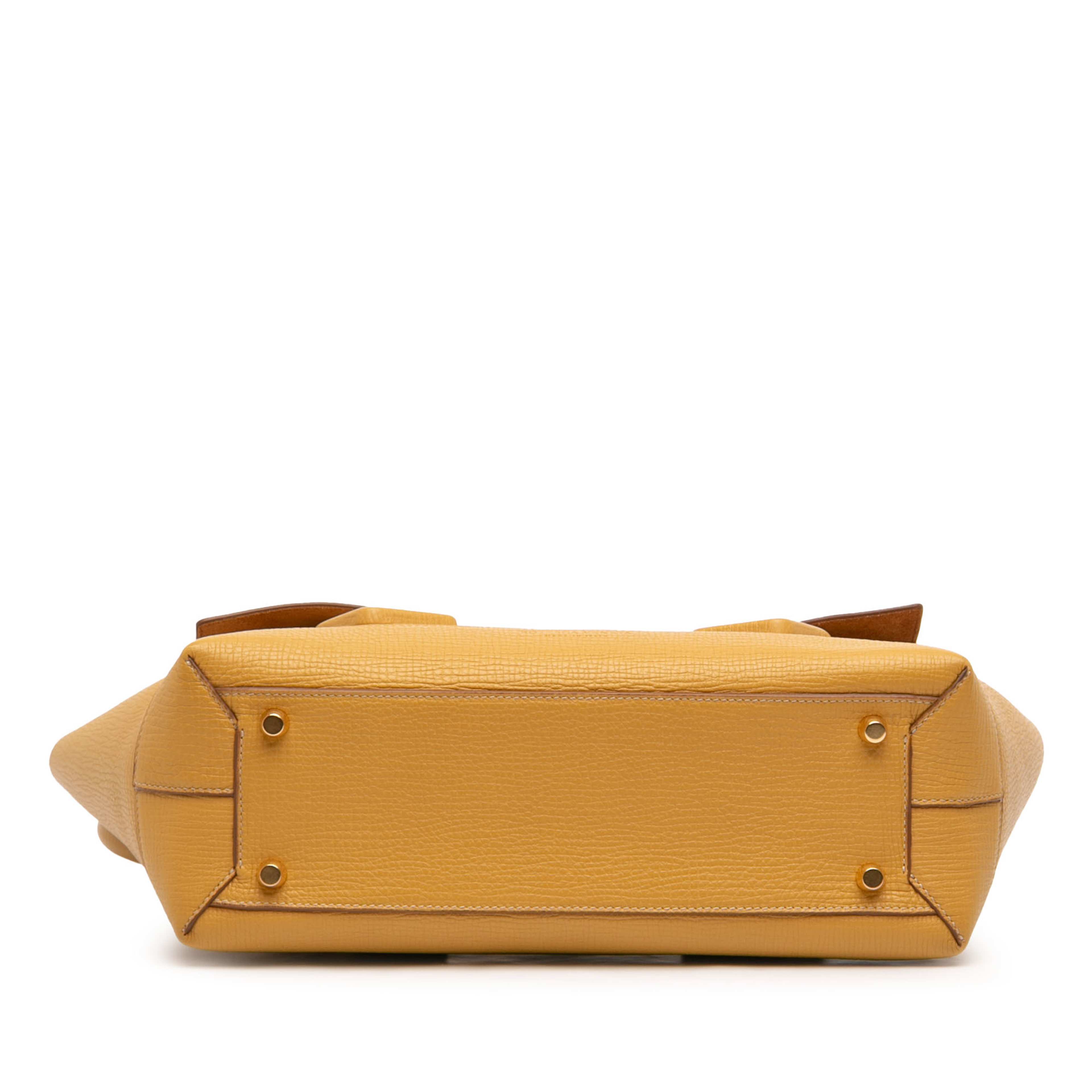 Bottega Veneta Medium Grained Calfskin The Arco Tote, från Luxclusif, i färgen mustard. Klicka för att öppna bilden i stort format