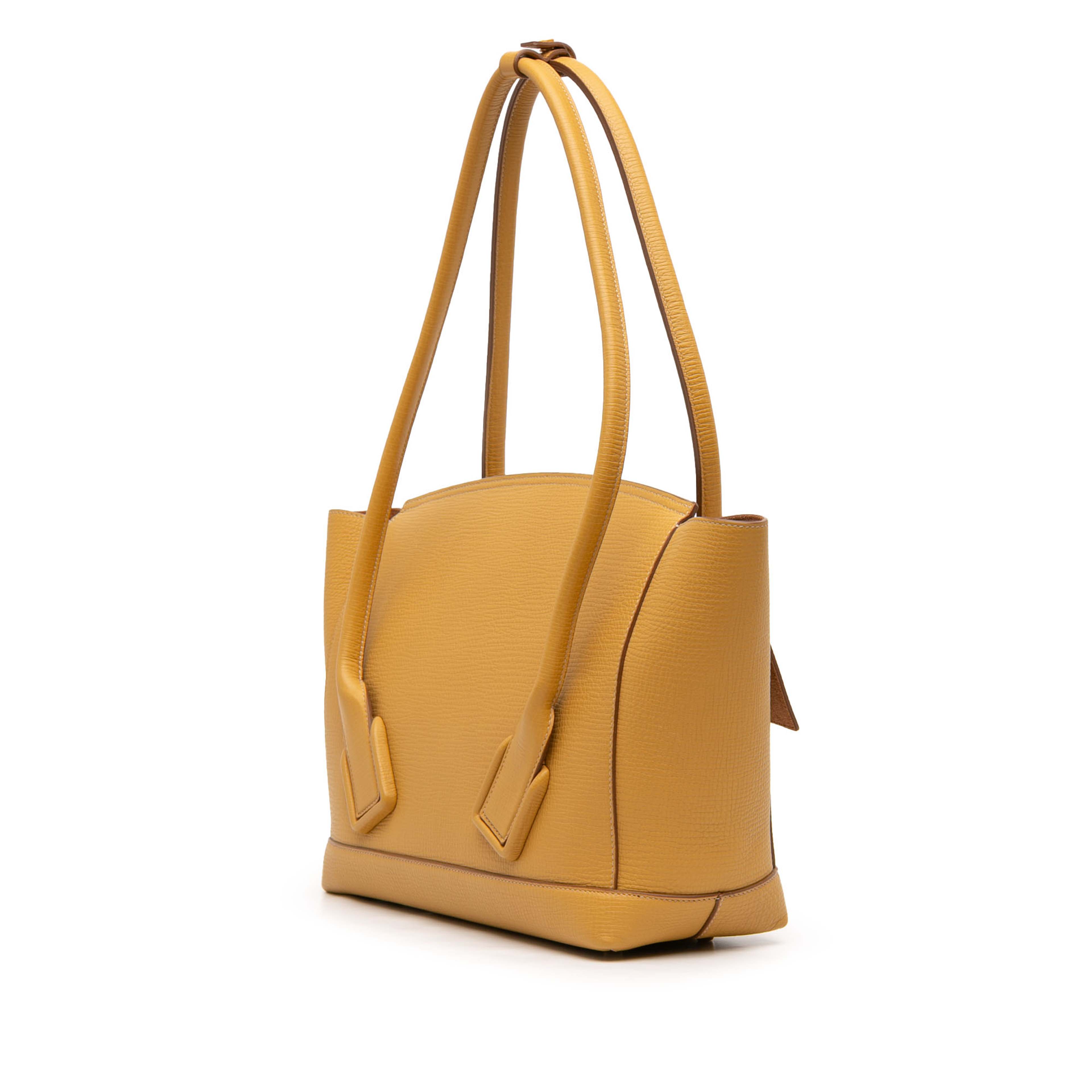 Bottega Veneta Medium Grained Calfskin The Arco Tote, från Luxclusif, i färgen mustard. Klicka för att öppna bilden i stort format