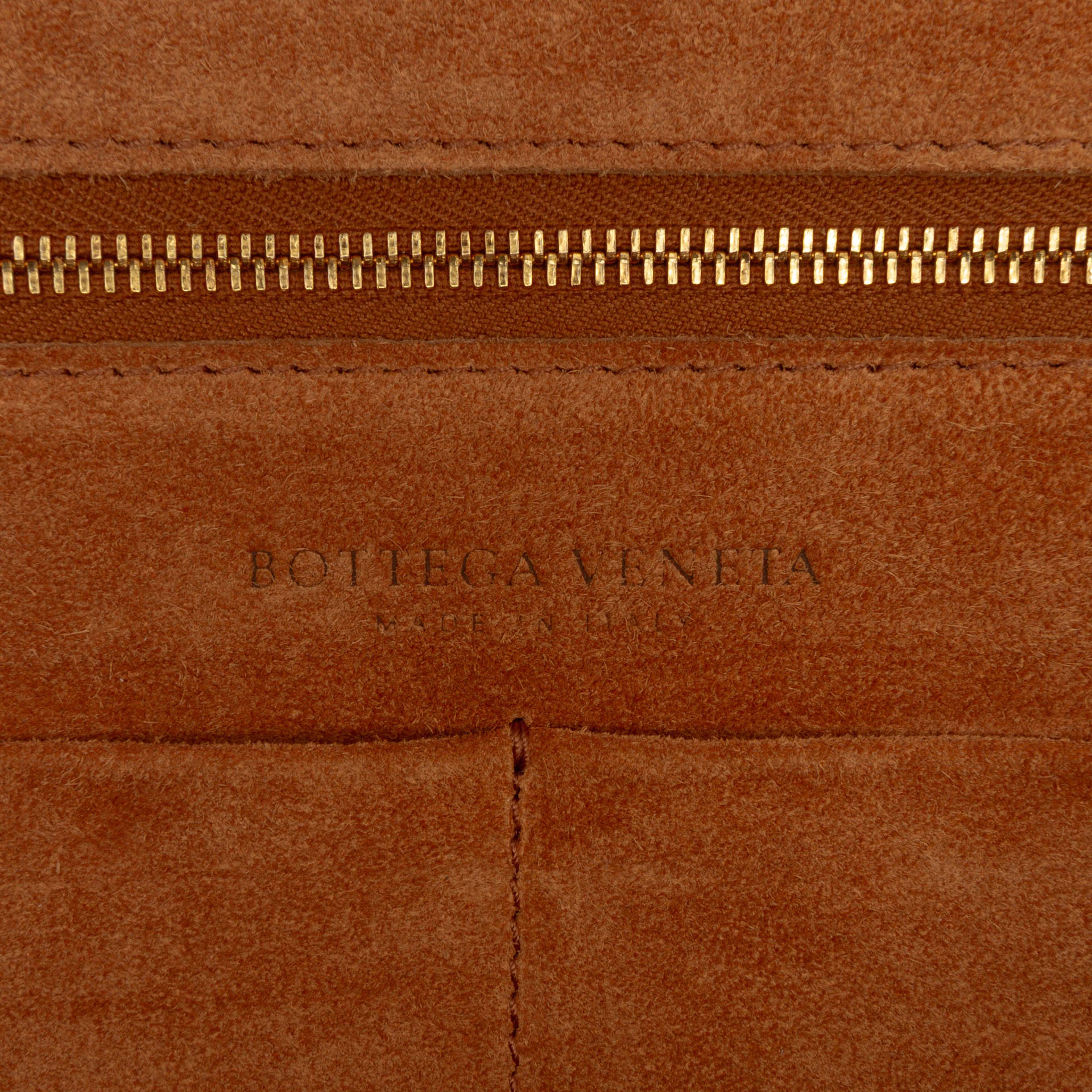 Bottega Veneta Medium Grained Calfskin The Arco Tote, från Luxclusif, i färgen mustard. Klicka för att öppna bilden i stort format