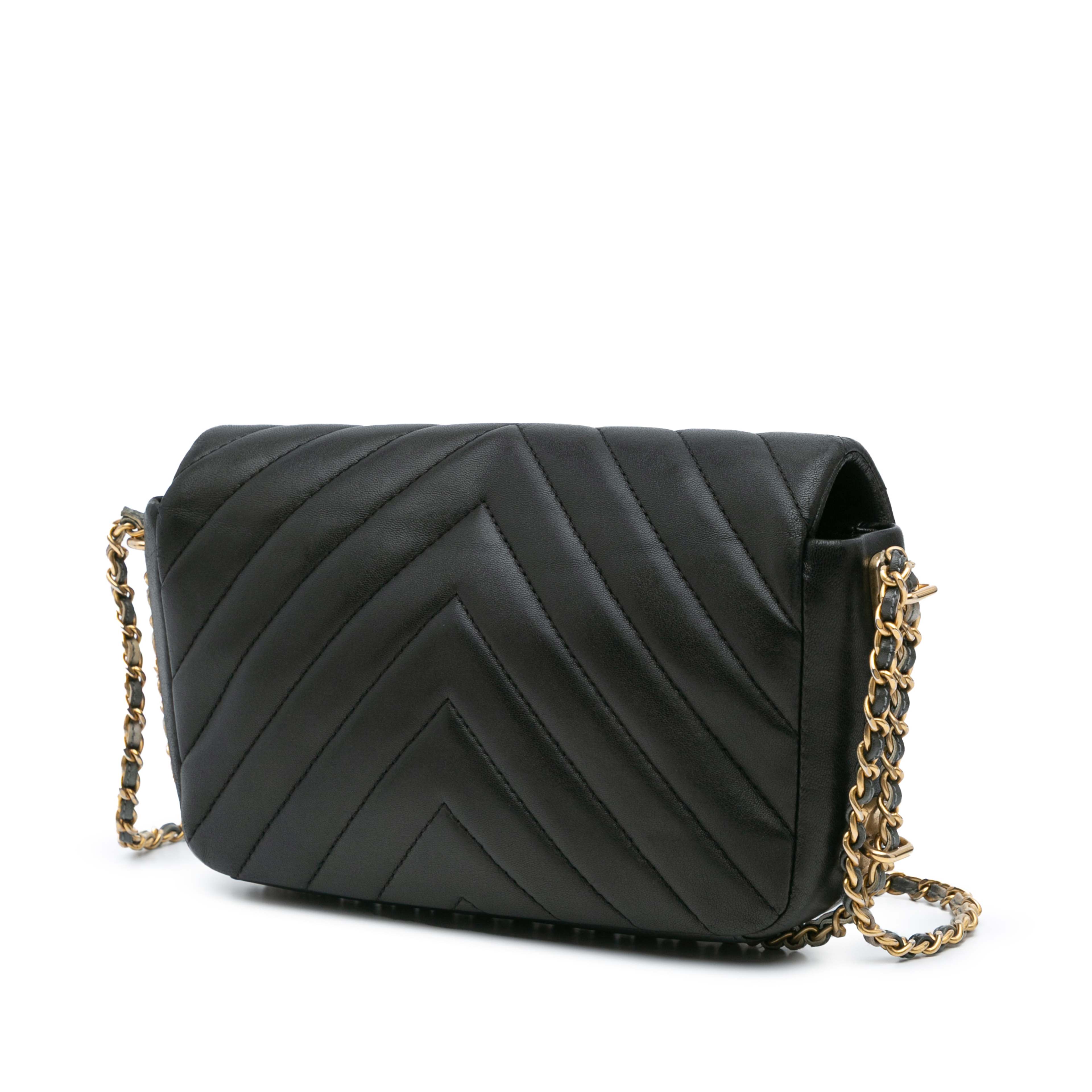 Chanel Mini Rectangular Chevron Lambskin Chain Around Flap, från Luxclusif, i färgen black. Klicka för att öppna bilden i stort format