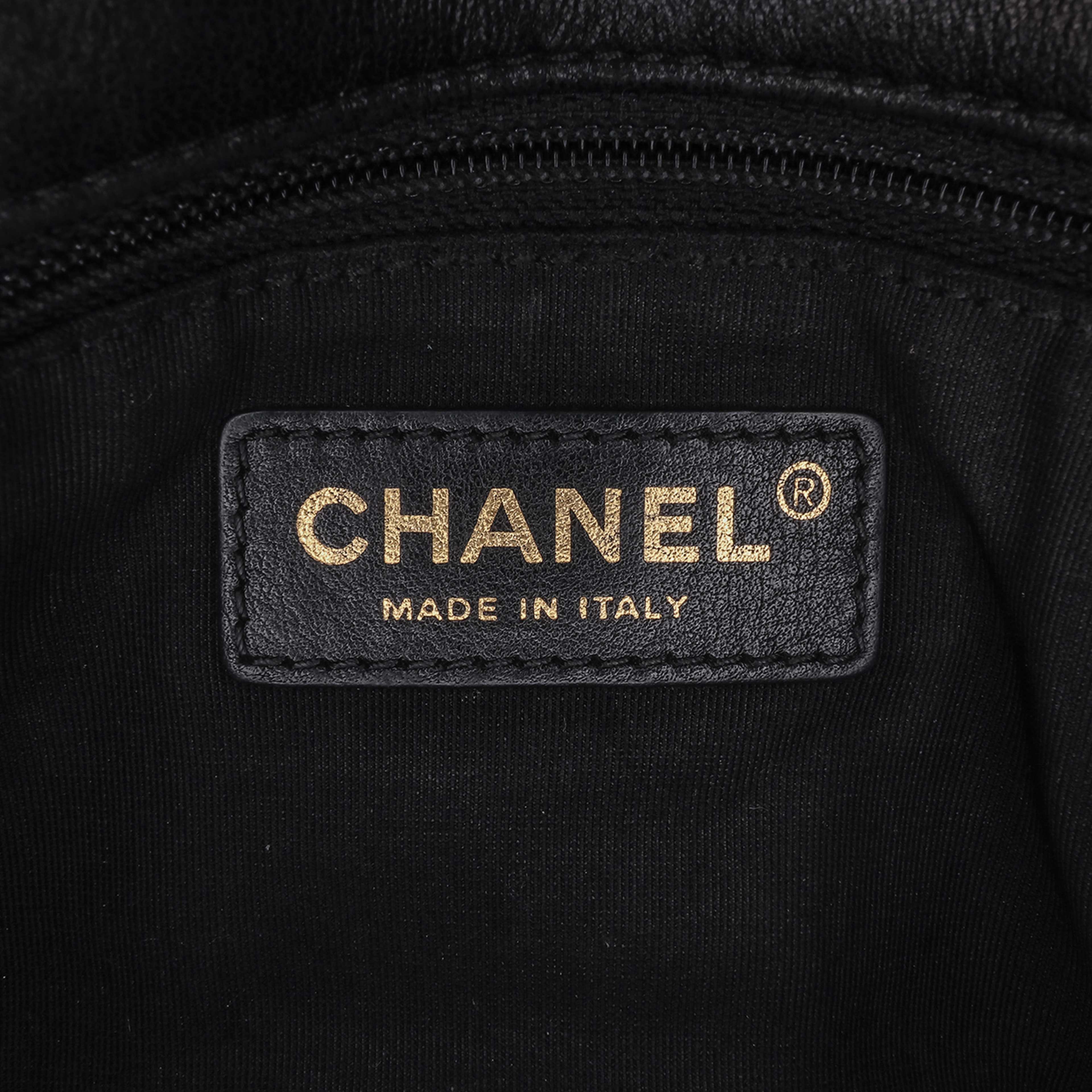 Chanel Mini Rectangular Chevron Lambskin Chain Around Flap, från Luxclusif, i färgen black. Klicka för att öppna bilden i stort format