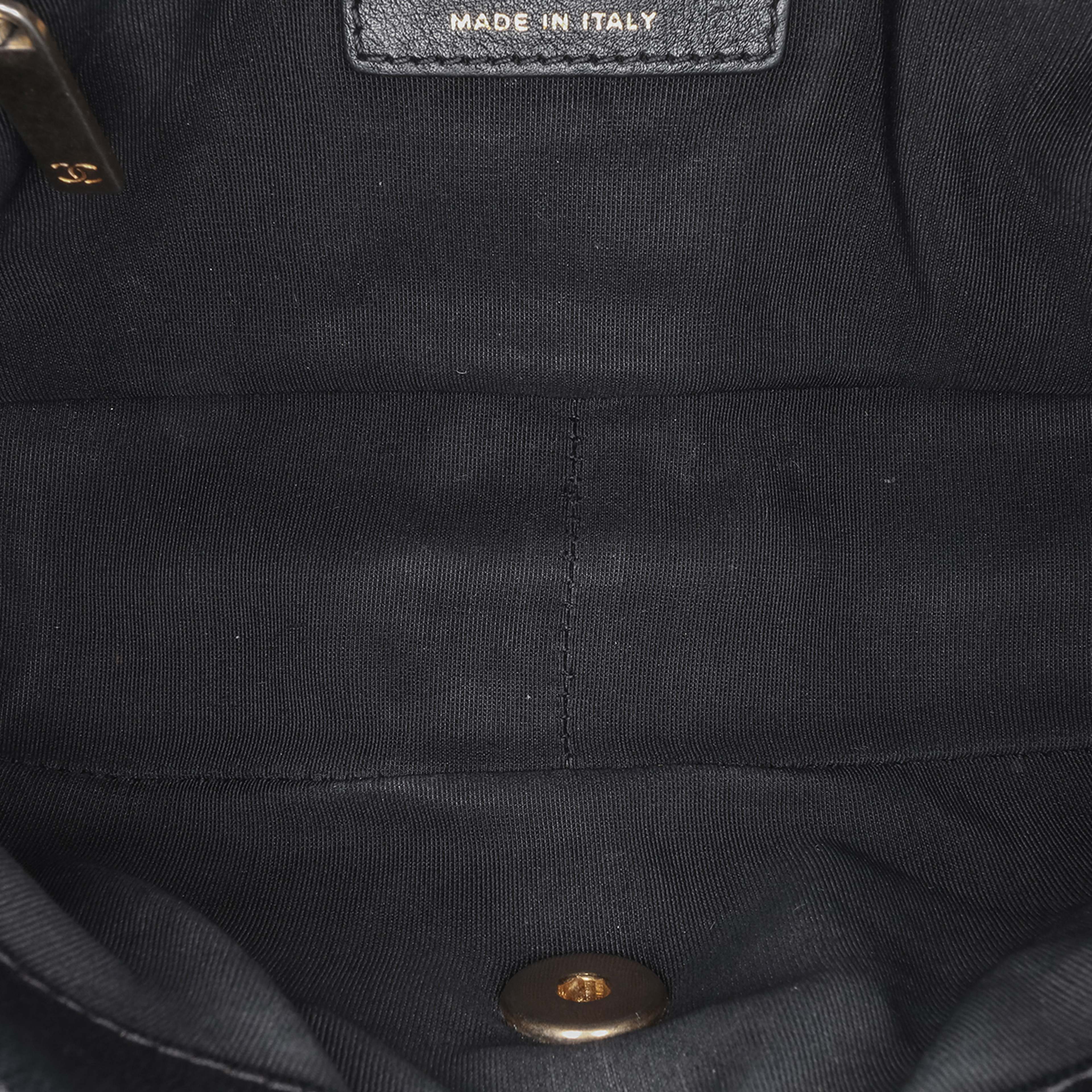 Chanel Mini Rectangular Chevron Lambskin Chain Around Flap, från Luxclusif, i färgen black. Klicka för att öppna bilden i stort format