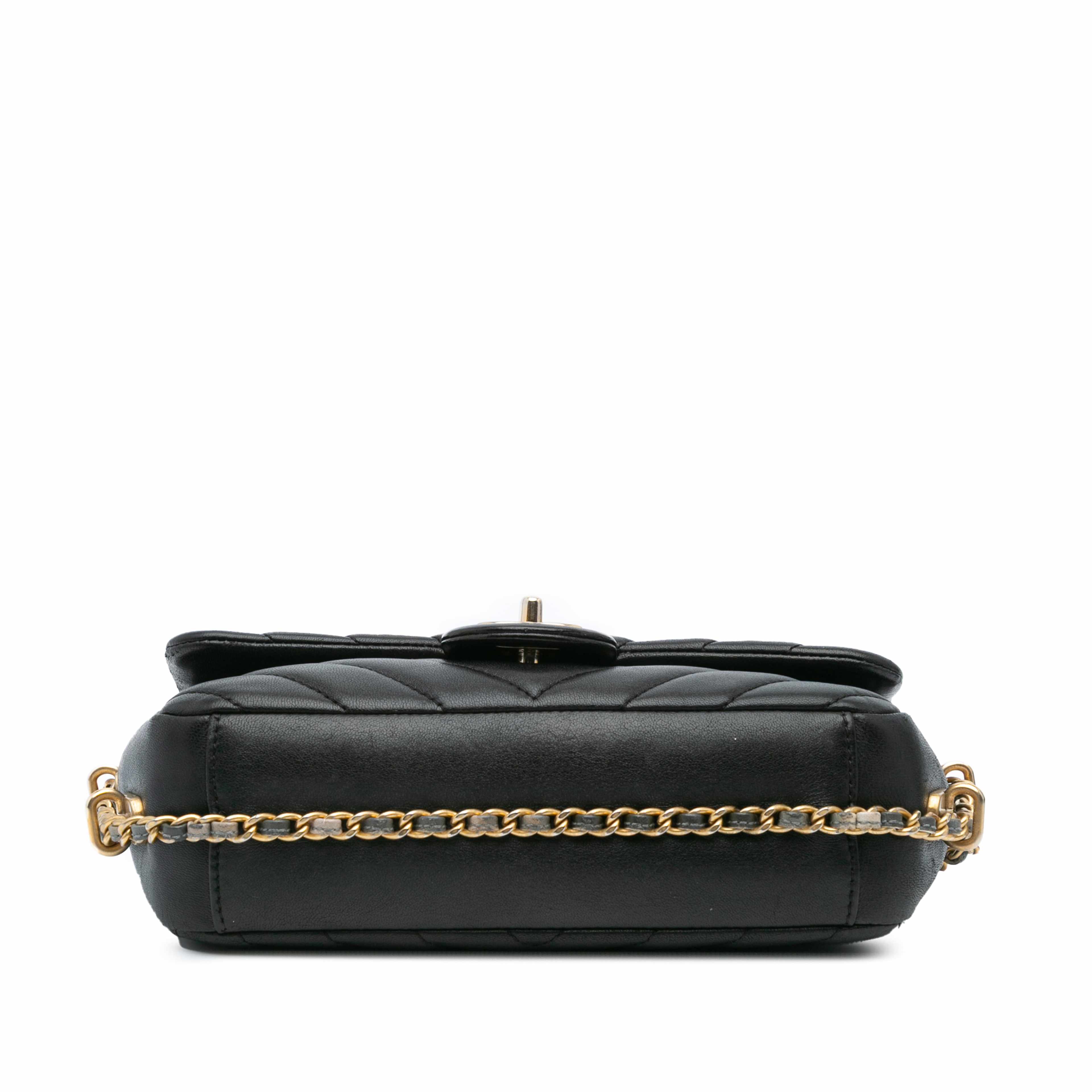 Chanel Mini Rectangular Chevron Lambskin Chain Around Flap, från Luxclusif, i färgen svart. Klicka för att öppna bilden i stort format