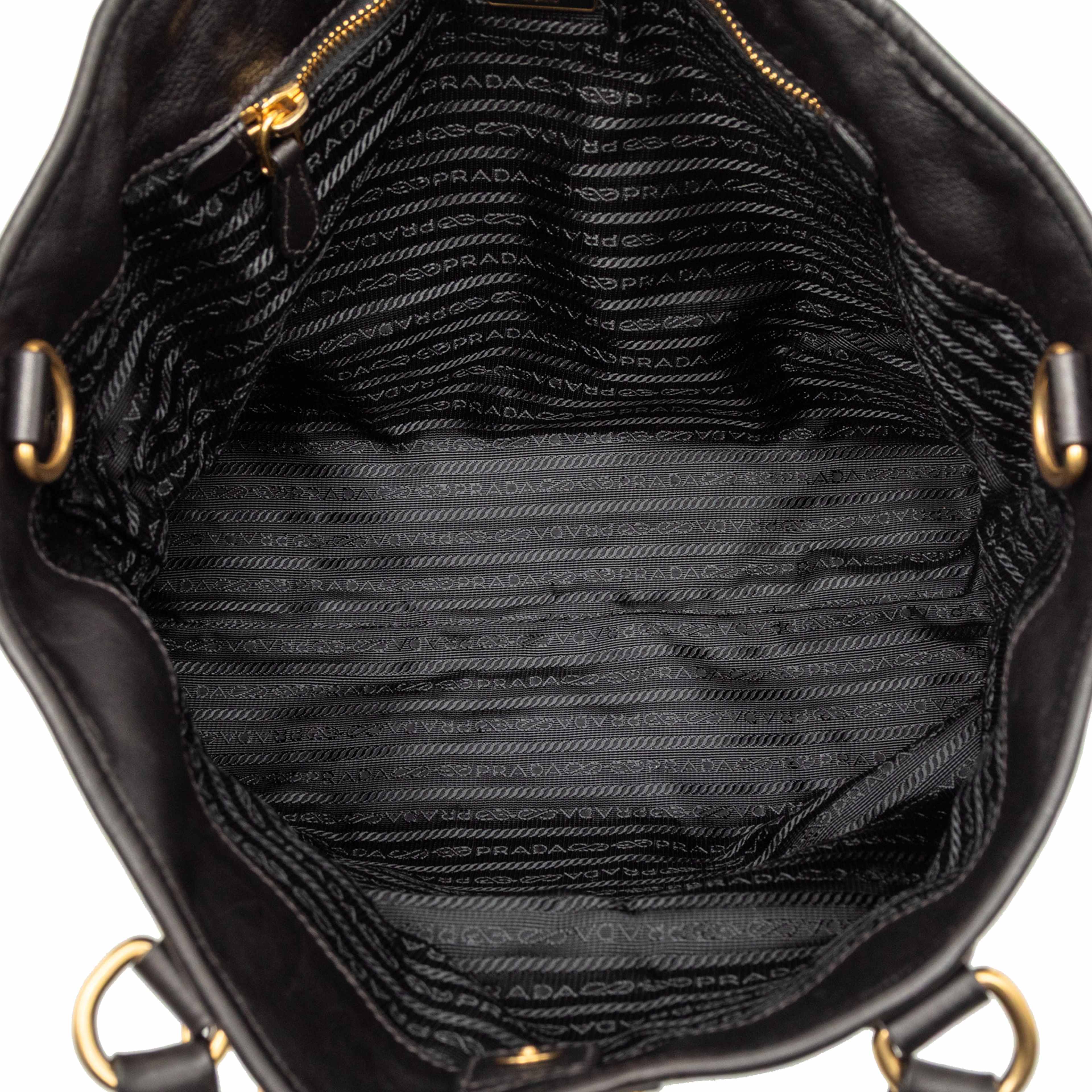 Prada Tessuto Convertible Tote, från Luxclusif, i färgen black. Klicka för att öppna bilden i stort format