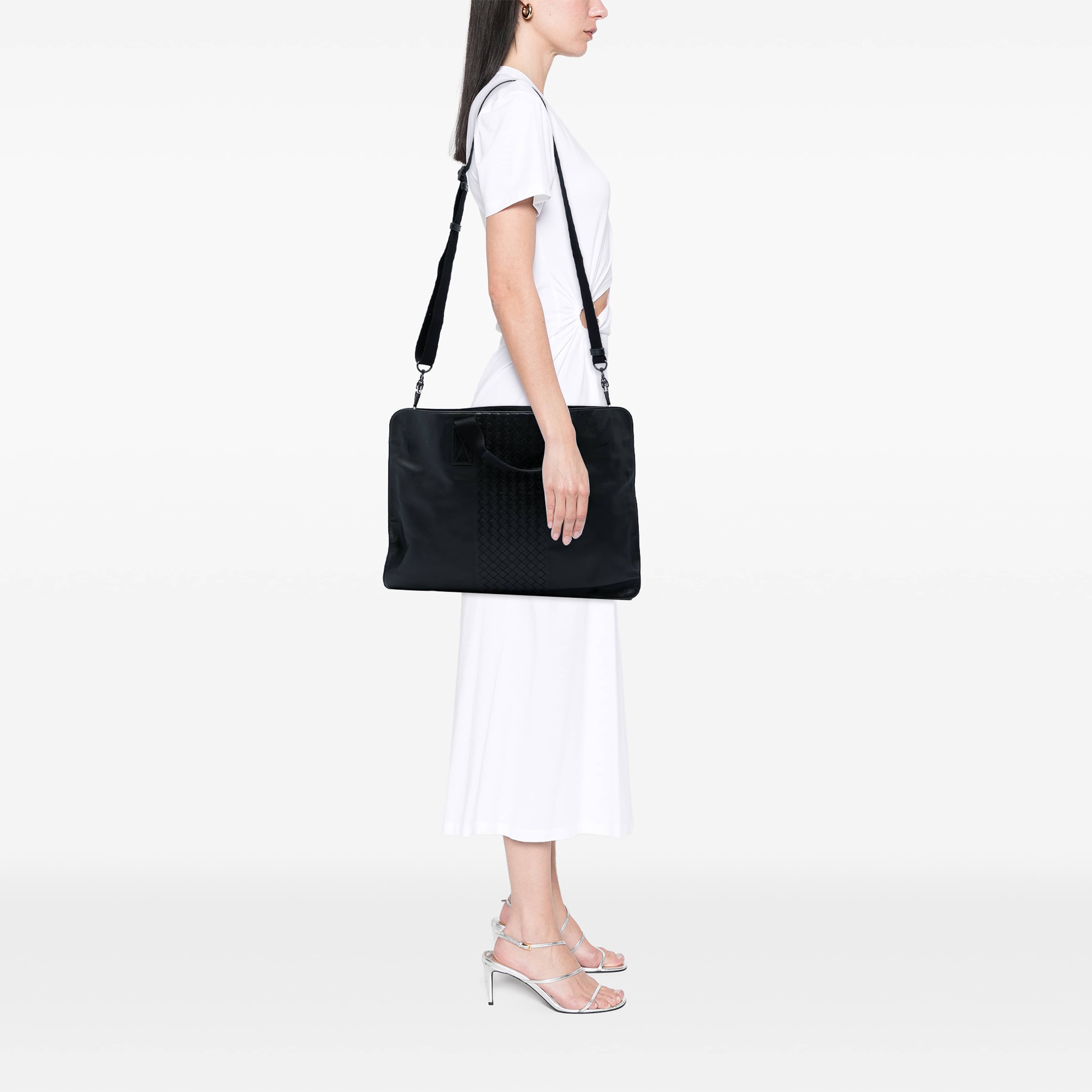 Bottega Veneta Intrecciato Trimmed Leather Soft Briefcase, från Luxclusif, i färgen svart. Klicka för att öppna bilden i stort format