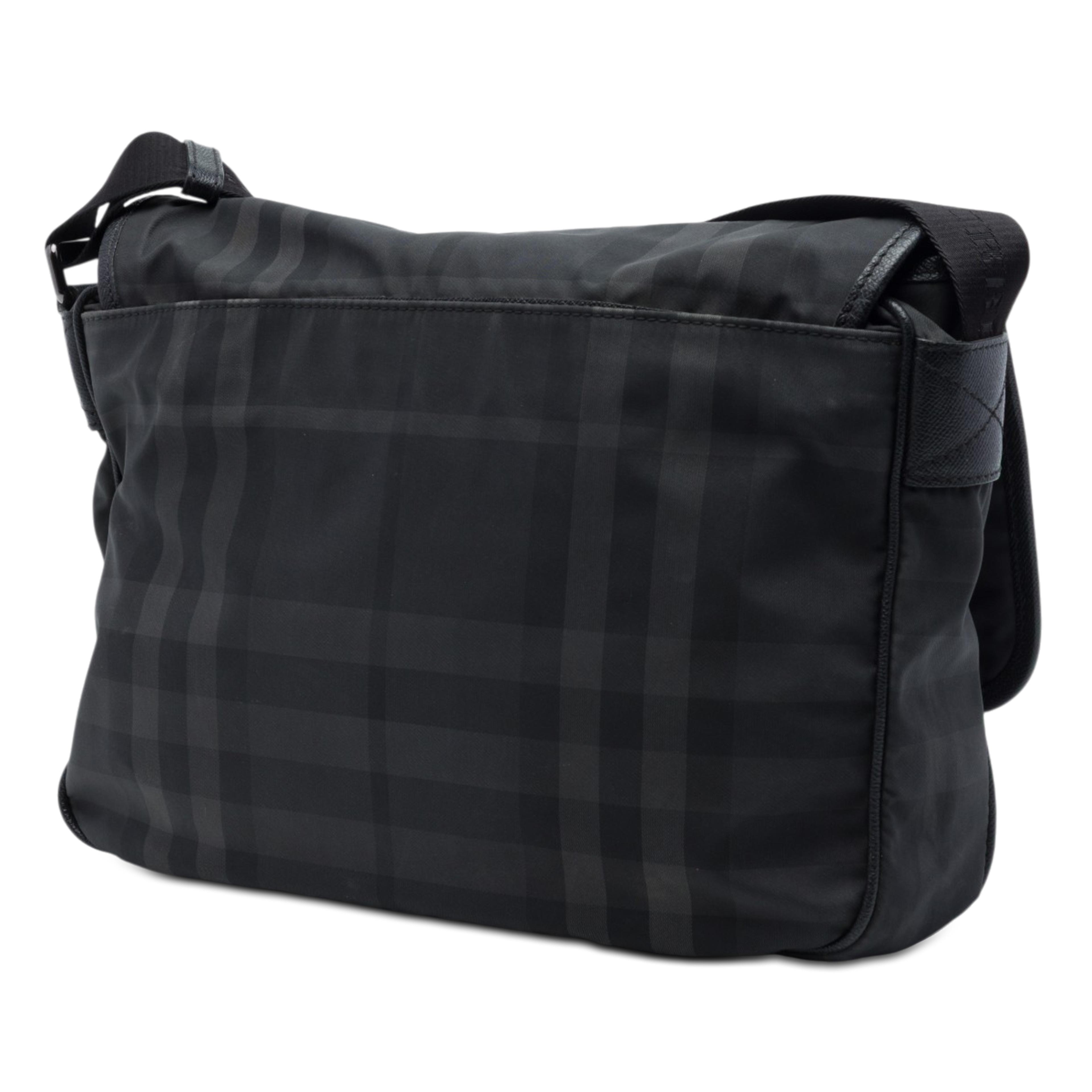 Burberry Smoke Check Nylon Messenger Bag, från Luxclusif, i färgen grå. Klicka för att öppna bilden i stort format