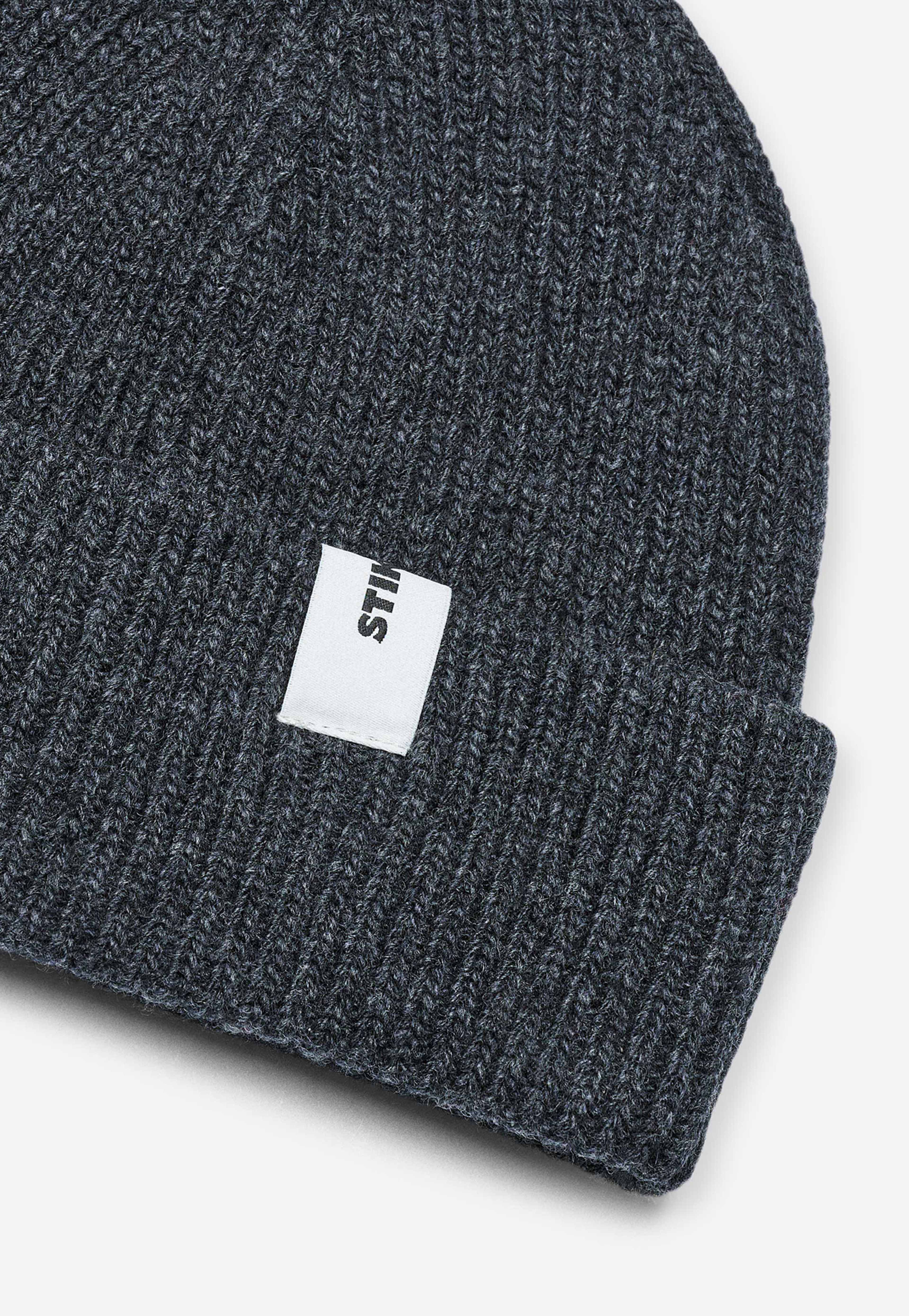 Beanie 02 Merino Regular Fit, från Stiksen, i färgen dark grey. Klicka för att öppna bilden i stort format