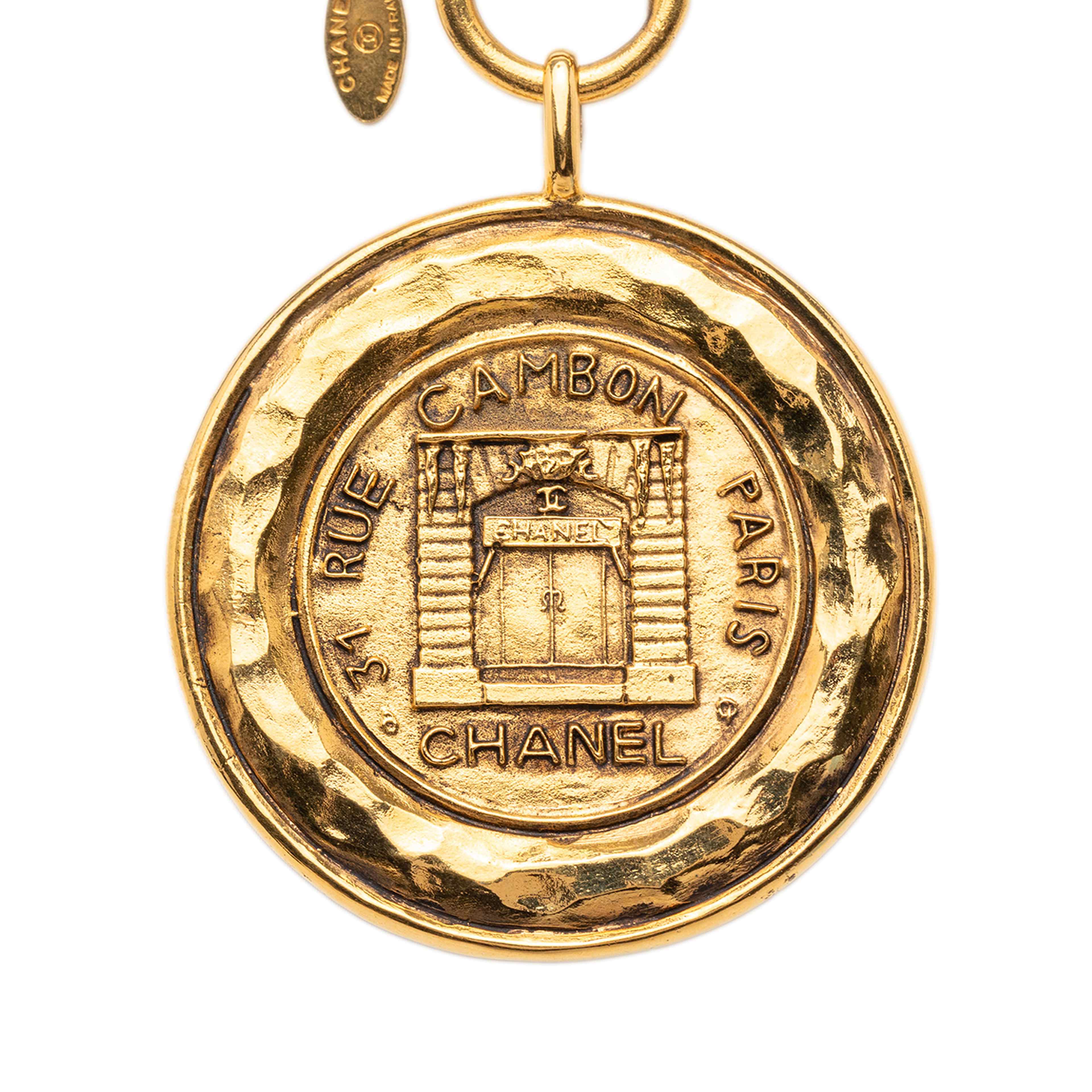 Chanel Gold Plated 31 Rue Cambon Coin Pendant  Necklace, från Luxclusif, i färgen guld. Klicka för att öppna bilden i stort format