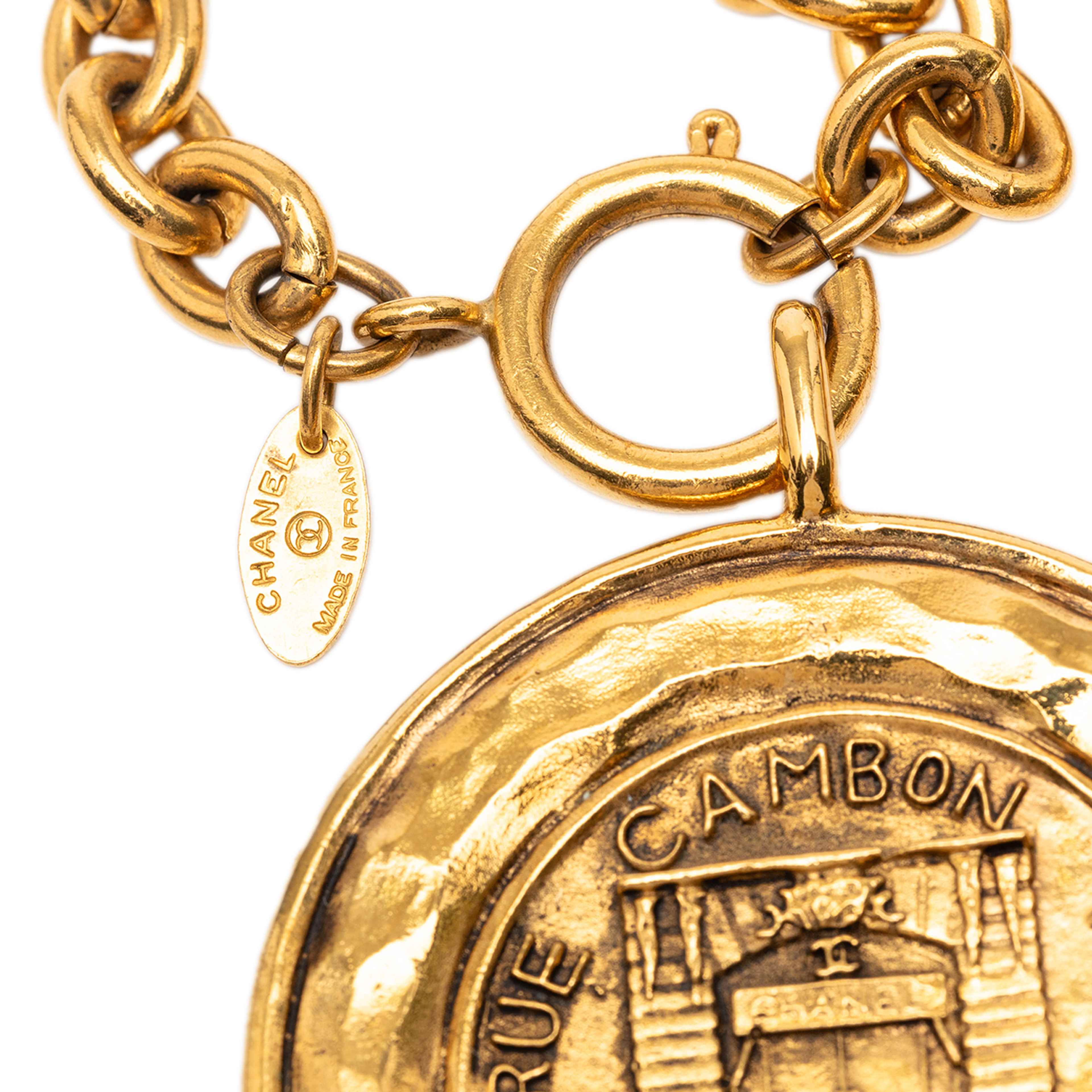 Chanel Gold Plated 31 Rue Cambon Coin Pendant  Necklace, från Luxclusif, i färgen gold. Klicka för att öppna bilden i stort format