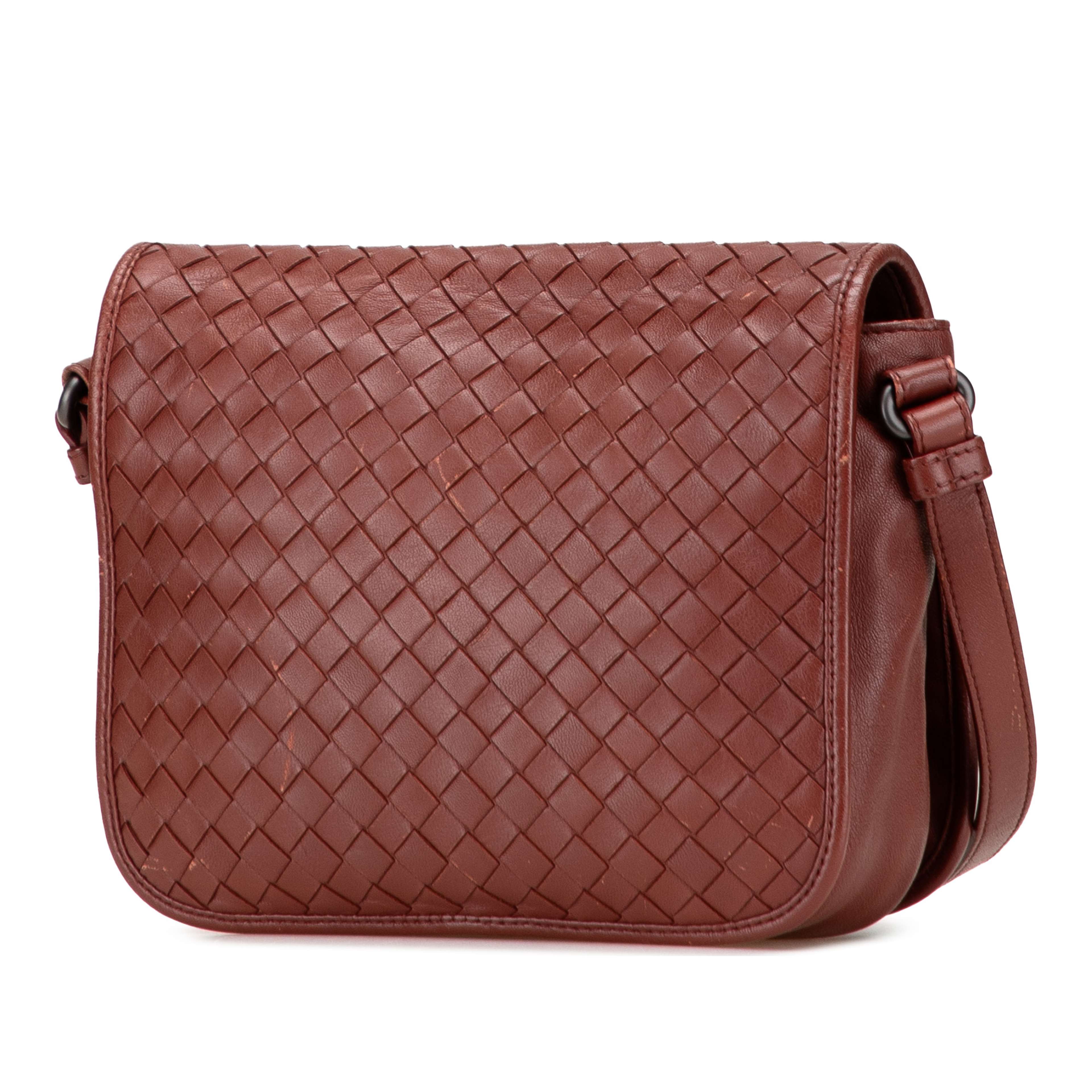 Bottega Veneta Nappa Intrecciato Flap Crossbody, från Luxclusif, i färgen indian red. Klicka för att öppna bilden i stort format