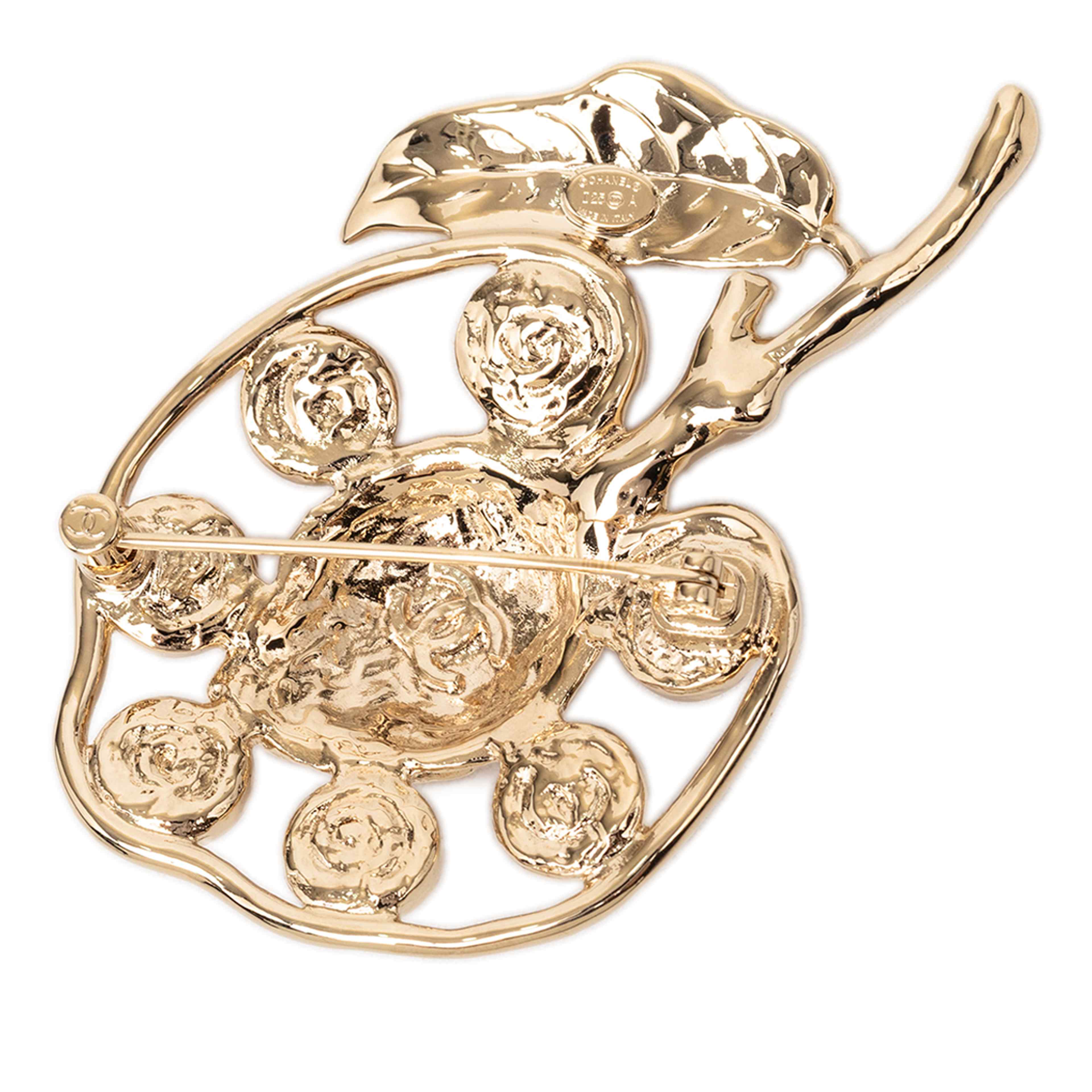 Chanel Gold Plated Cc Strass And Gripoix Fruit Pin Brooch, från Luxclusif, i färgen purpur. Klicka för att öppna bilden i stort format