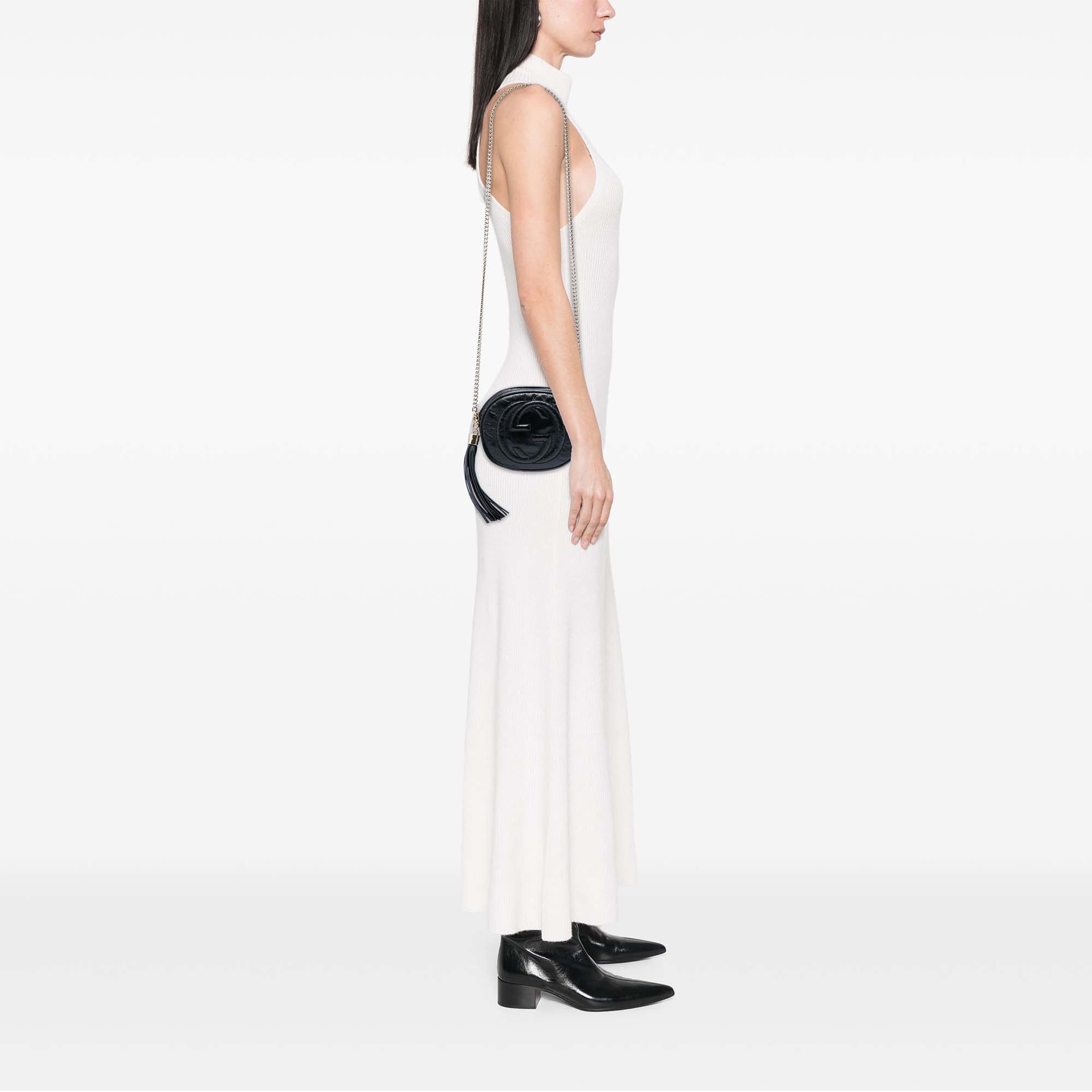 Gucci Mini Patent Soho Chain Crossbody, från Luxclusif, i färgen svart. Klicka för att öppna bilden i stort format