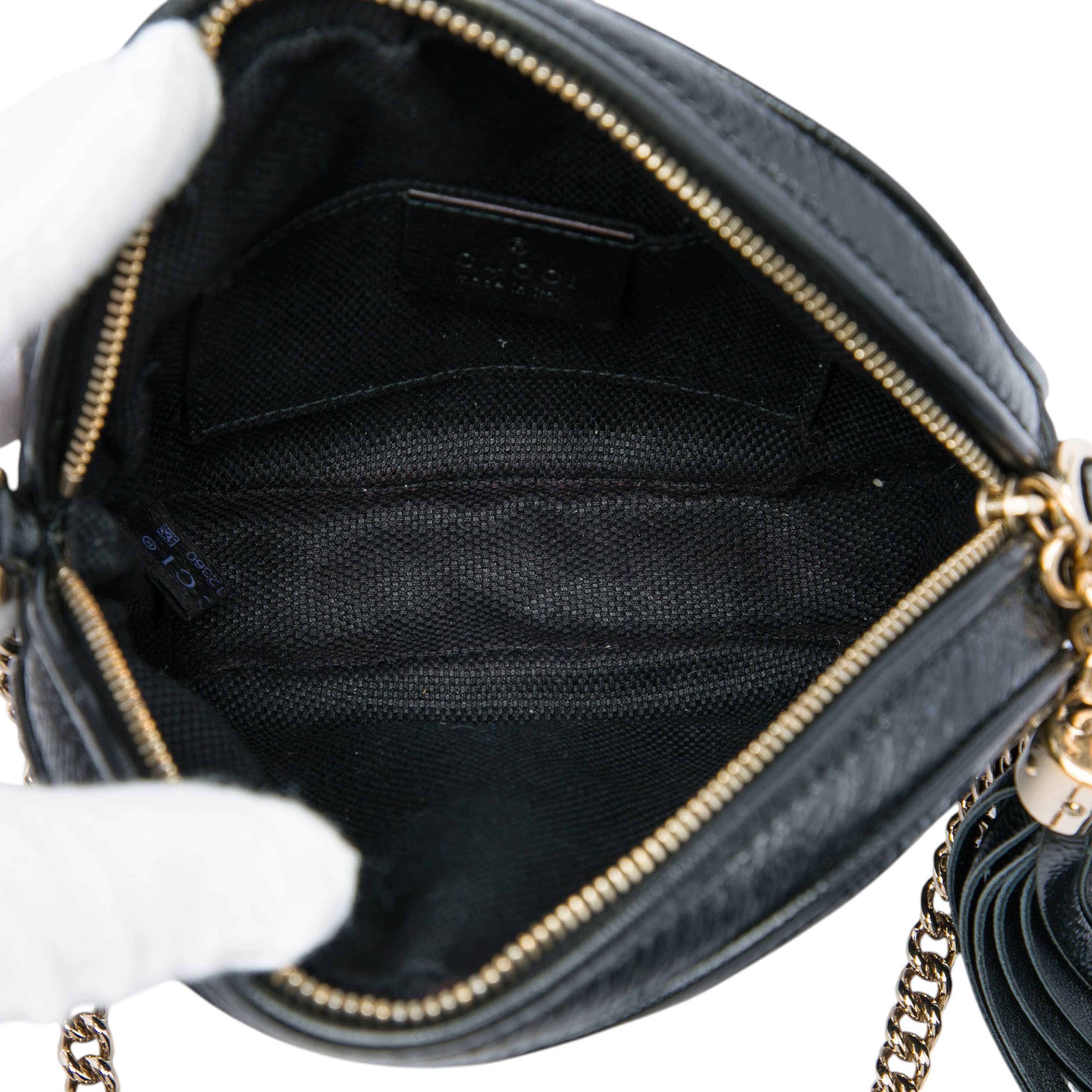 Gucci Mini Patent Soho Chain Crossbody, från Luxclusif, i färgen svart. Klicka för att öppna bilden i stort format